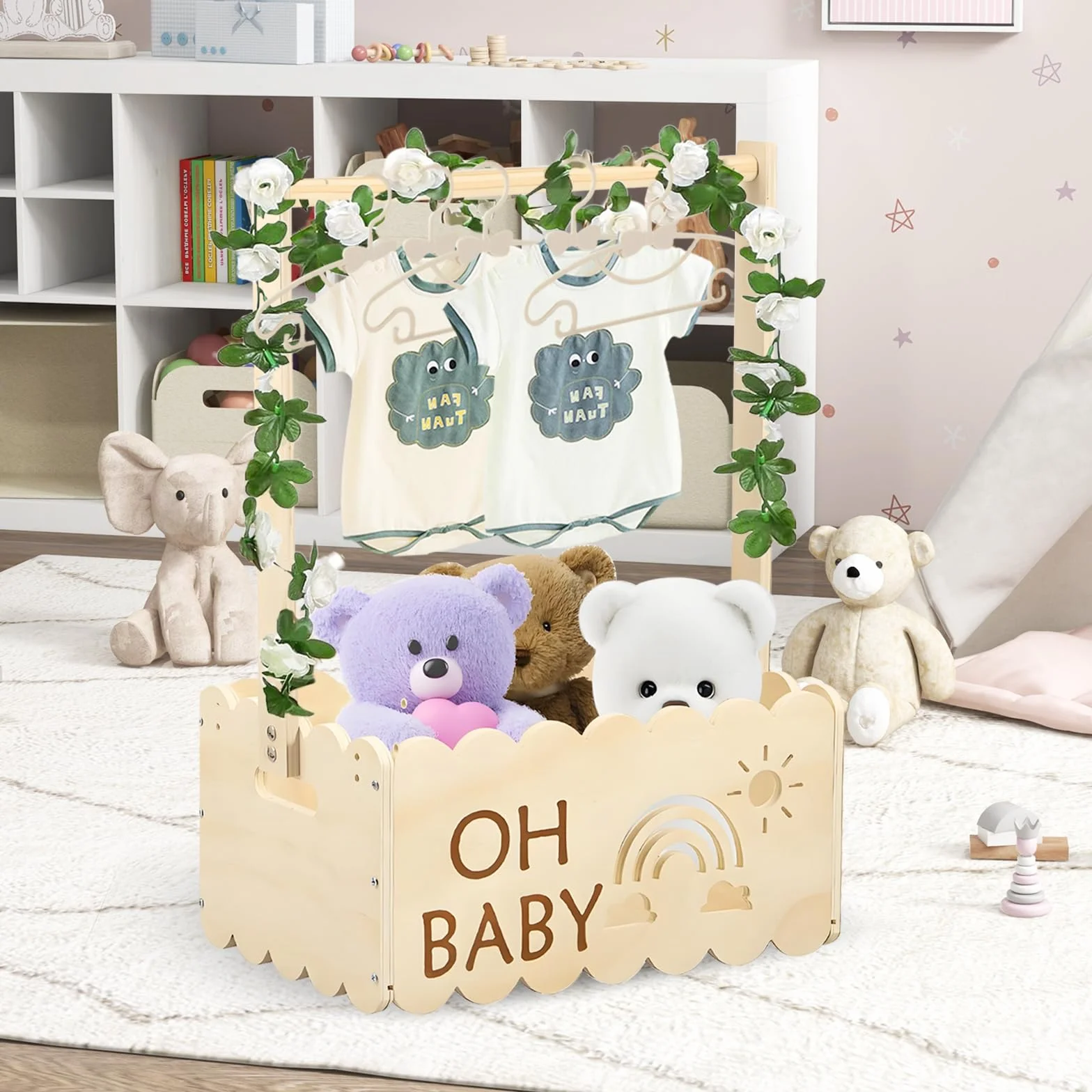 Cesta de Madera para Baby Shower con Rosa y 5 Perchas Regalo Personalizado