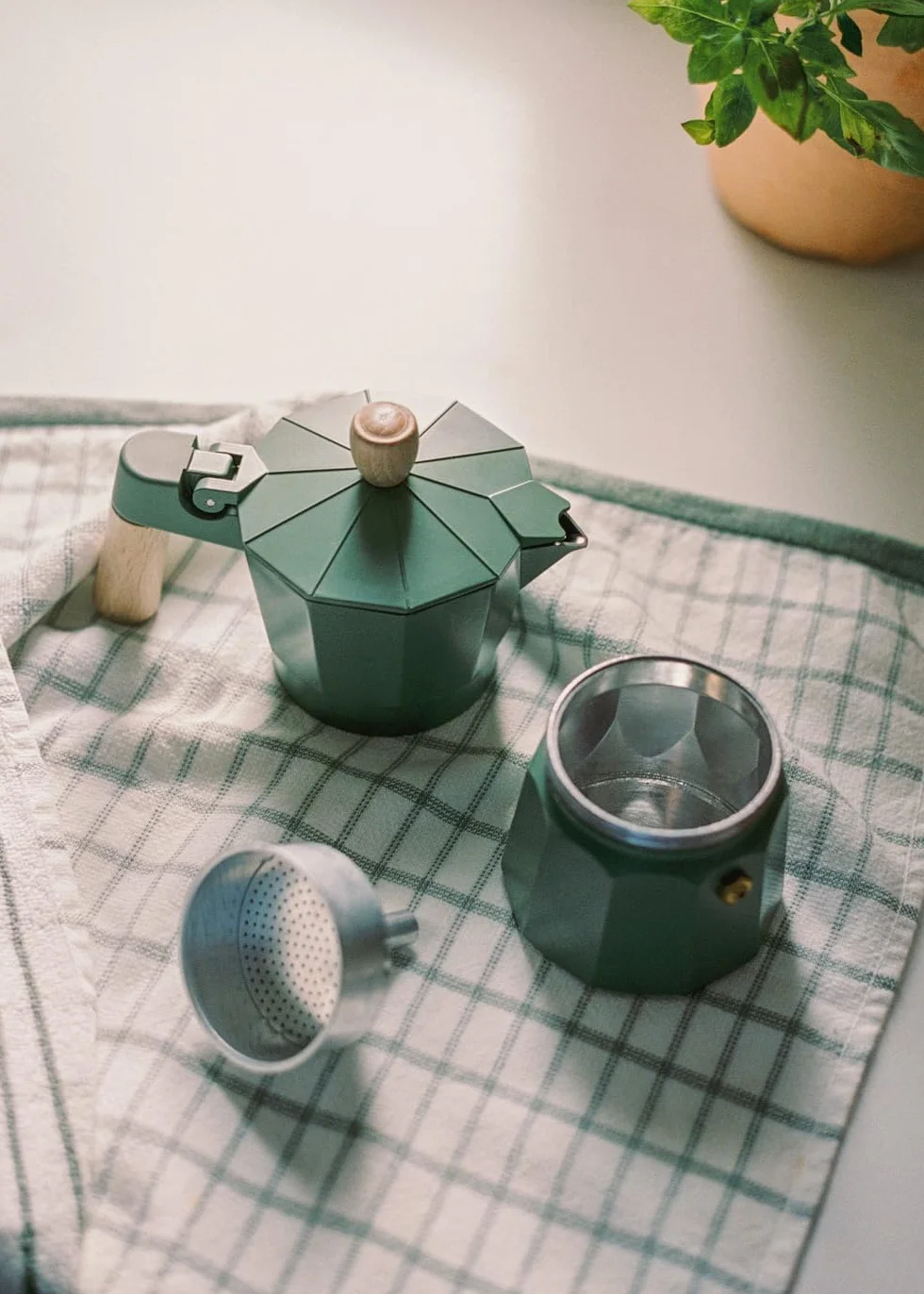 CREATE / THERA MOKA RETRO/Cafetera italiana sin adaptador para inducción verde sage/Capacidad de 6 tazas, aluminio, 350 ml, válvula de seguridad, apta para gas, cocina eléctrica o vitro