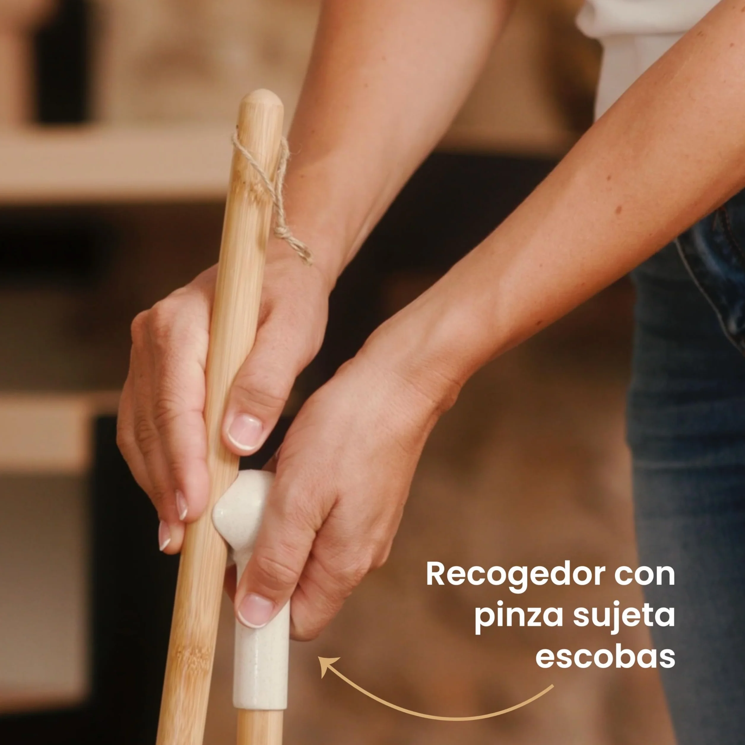 Vigar Zeroline Escoba y Recogedor Mini Desmontable Sistema Clic, Mango Bambú Natural con Regleta Goma, Cepillo Barrer Broom and Dustpan Set Compacto para Limpieza Hogar Cocina Interior, Gris