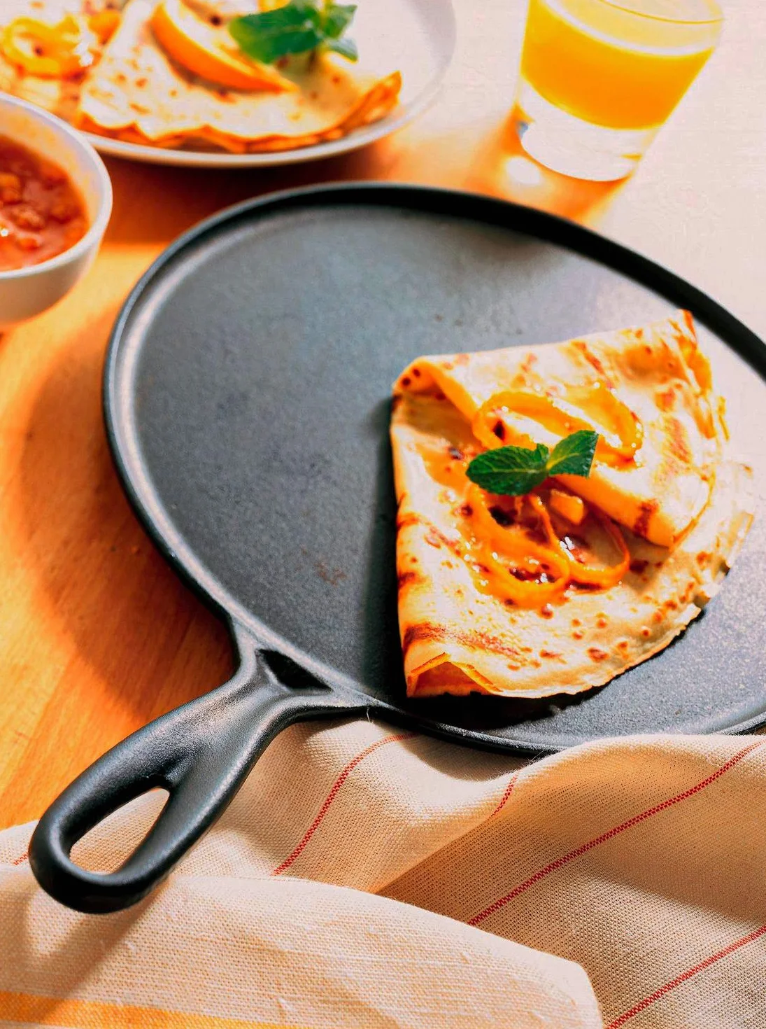 LE CREUSET Crepera pequeña de hierro fundido, Apto para todas las fuentes de calor, incluso inducción, Negro Mate, 27 cm, 20136270000460