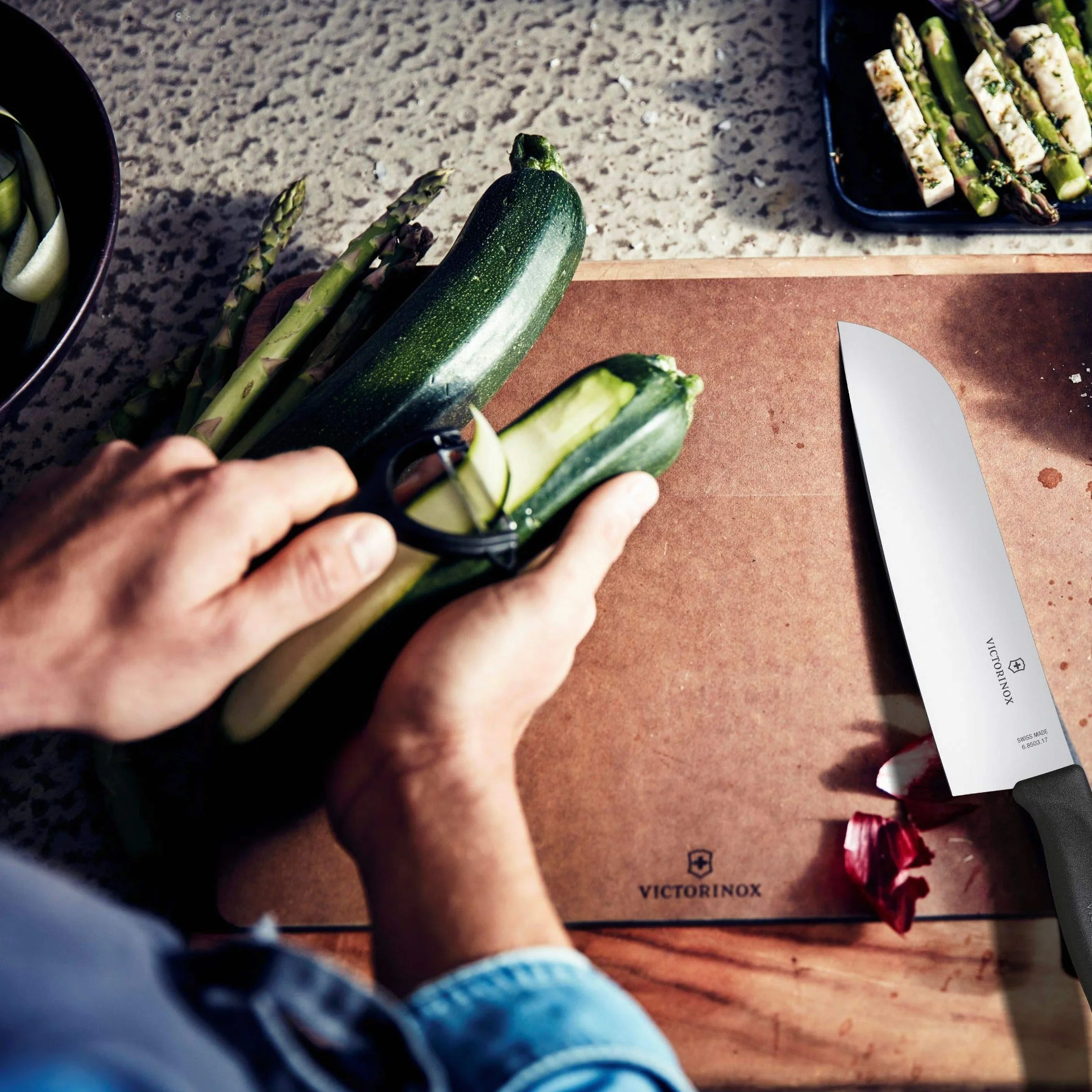 Victorinox Swiss Classic, Cuchillo Santoku, Cuchillo de cocina, Filo recto, Hoja extra afilada, Apto para lavavajillas, Acero inoxidable, Negro