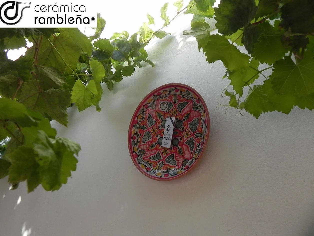CERÁMICA RAMBLEÑA | Plato Decorativo para Colgar en Pared | Plato de cerámica | Rojo-Verde-Negro | 100% Hecho a Mano | 27x27x4.5 cm