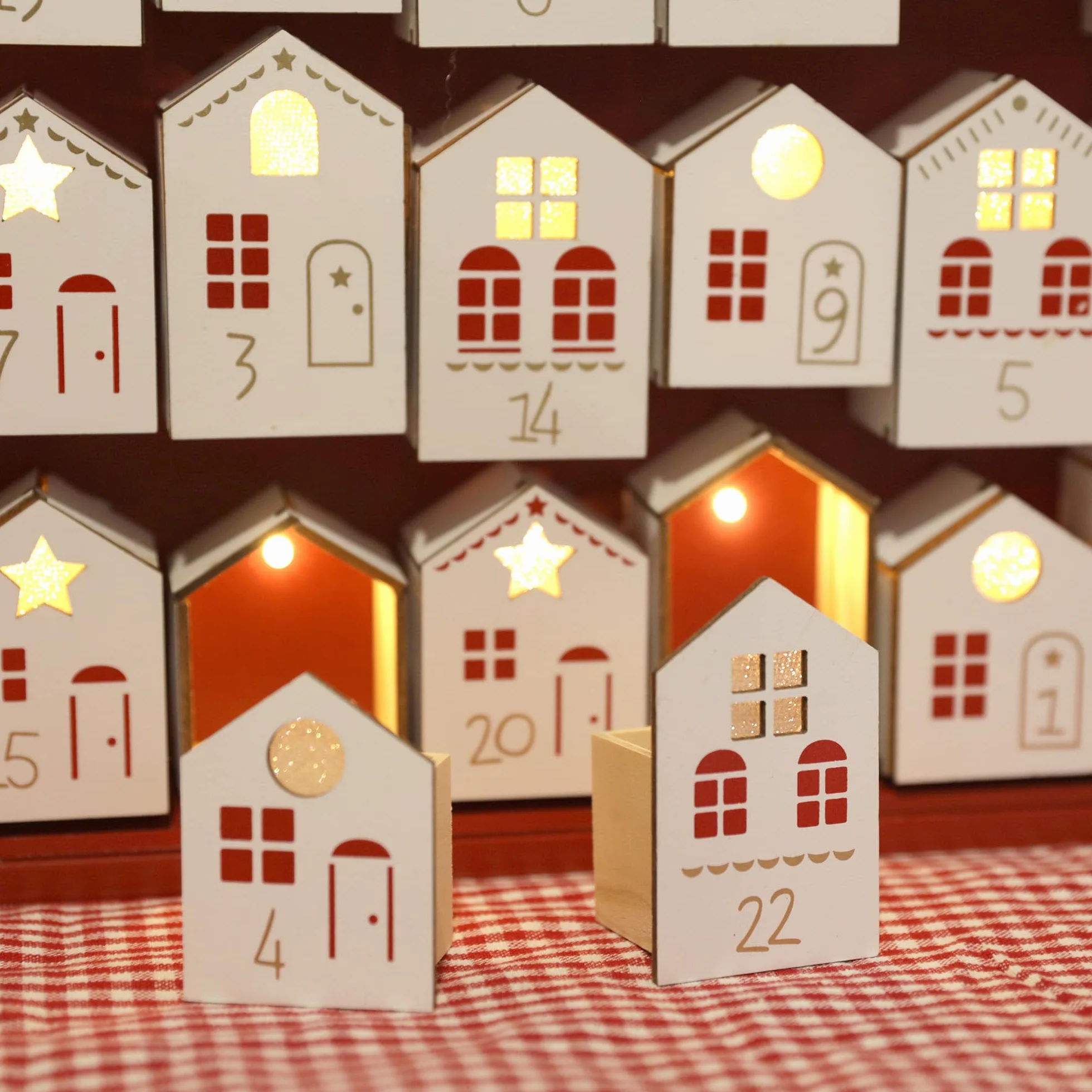 PE Calendario de Adviento de madera 2025 con luces LED, calendario de cuenta regresiva de Navidad, cajones en forma de casa, decoración navideña reutilizable, caja de cuenta regresiva de Navidad de 24