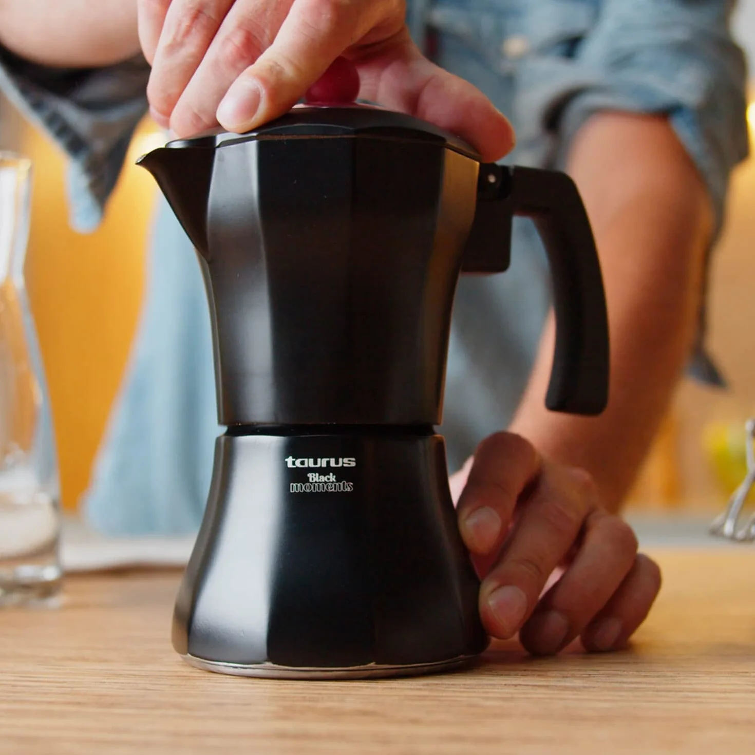 Taurus Black Moments 6 - Cafetera italiana, 6 tazas, base y filtro de acero inoxidable, válvula de seguridad, cierre de silicona para mayor seguridad, para todos los fuegos, tapa transparente, negro