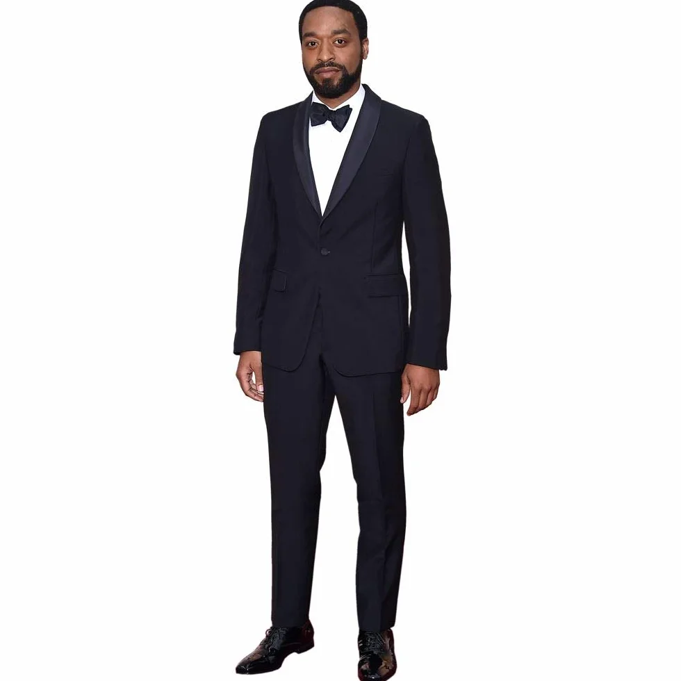 Figura de cartón de Chiwetel Ejiofor a tamaño Real – Decoración para Fiestas, cumpleaños y photocall – Soporte Plegable Incluido