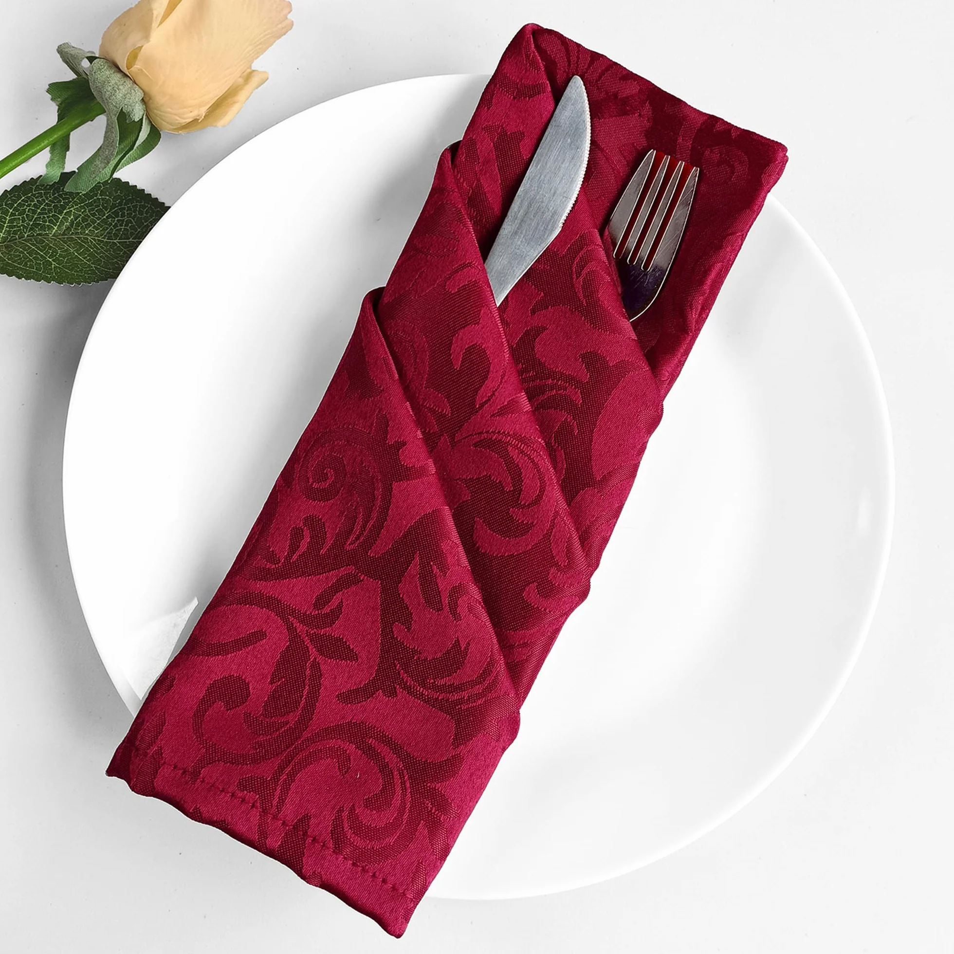 Trimming Shop Servilletas de mesa de comedor de cocina, paquete de 50 (20 x 20 pulgadas), servilletas de tela de cena 100% poliéster, servilletas de mesa rojas con patrón de hojas enrolladas de