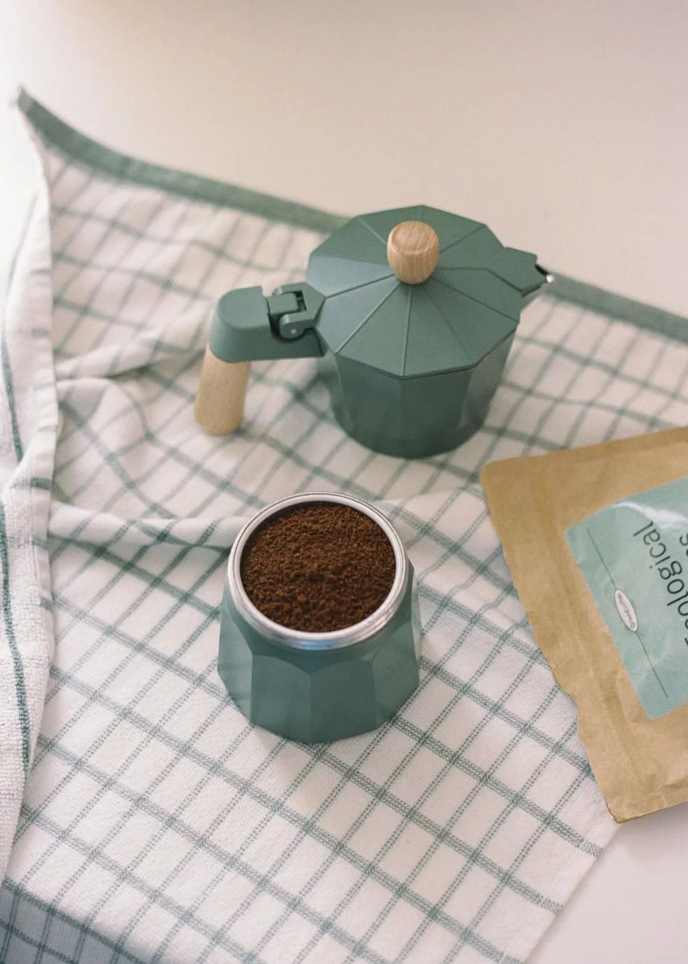 CREATE / THERA MOKA RETRO/Cafetera italiana sin adaptador para inducción verde sage/Capacidad de 6 tazas, aluminio, 350 ml, válvula de seguridad, apta para gas, cocina eléctrica o vitro
