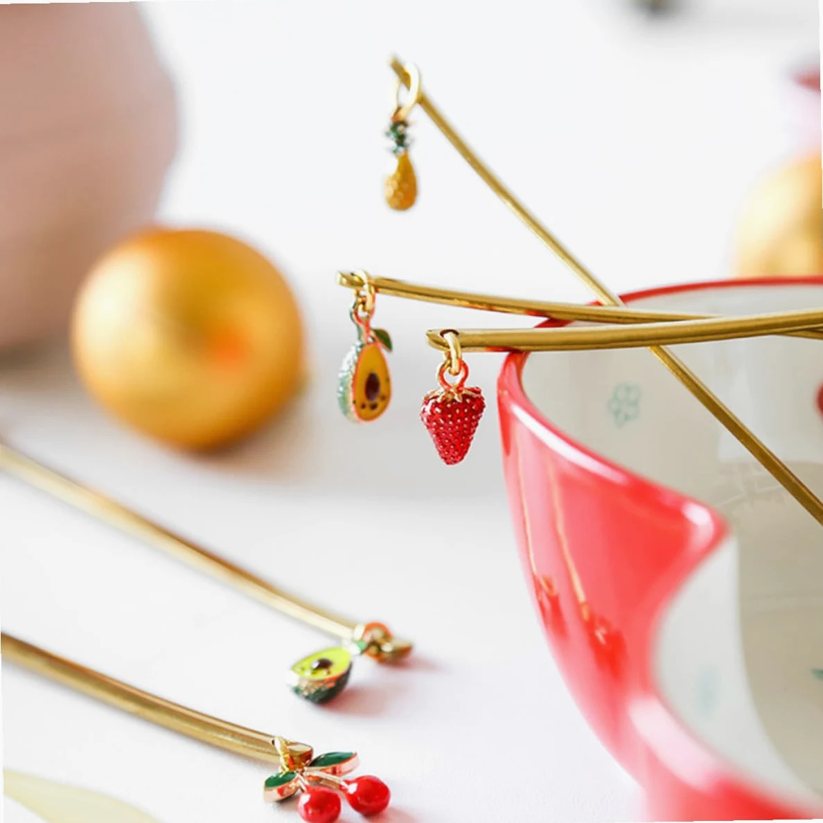 Tenedores de Postre Decorativos Colgante de Fruta, 4 Piezas | Acero Inoxidable Dorado, Pulido Espejo, Agarre Cómodo y Estilo Creativo para Mesa y Café