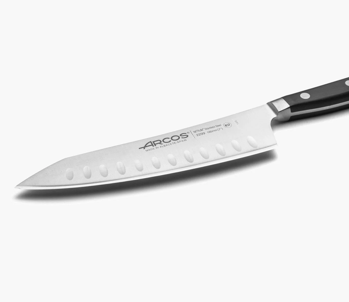 Arcos Cuchillo Santoku Acero Inoxidable Nitrum y Hoja 190 mm. Mango ergonómico polioximetileno POM. Diseño clásico y acabado redondeado gran belleza yolidez. Serie Opera. Color negro.