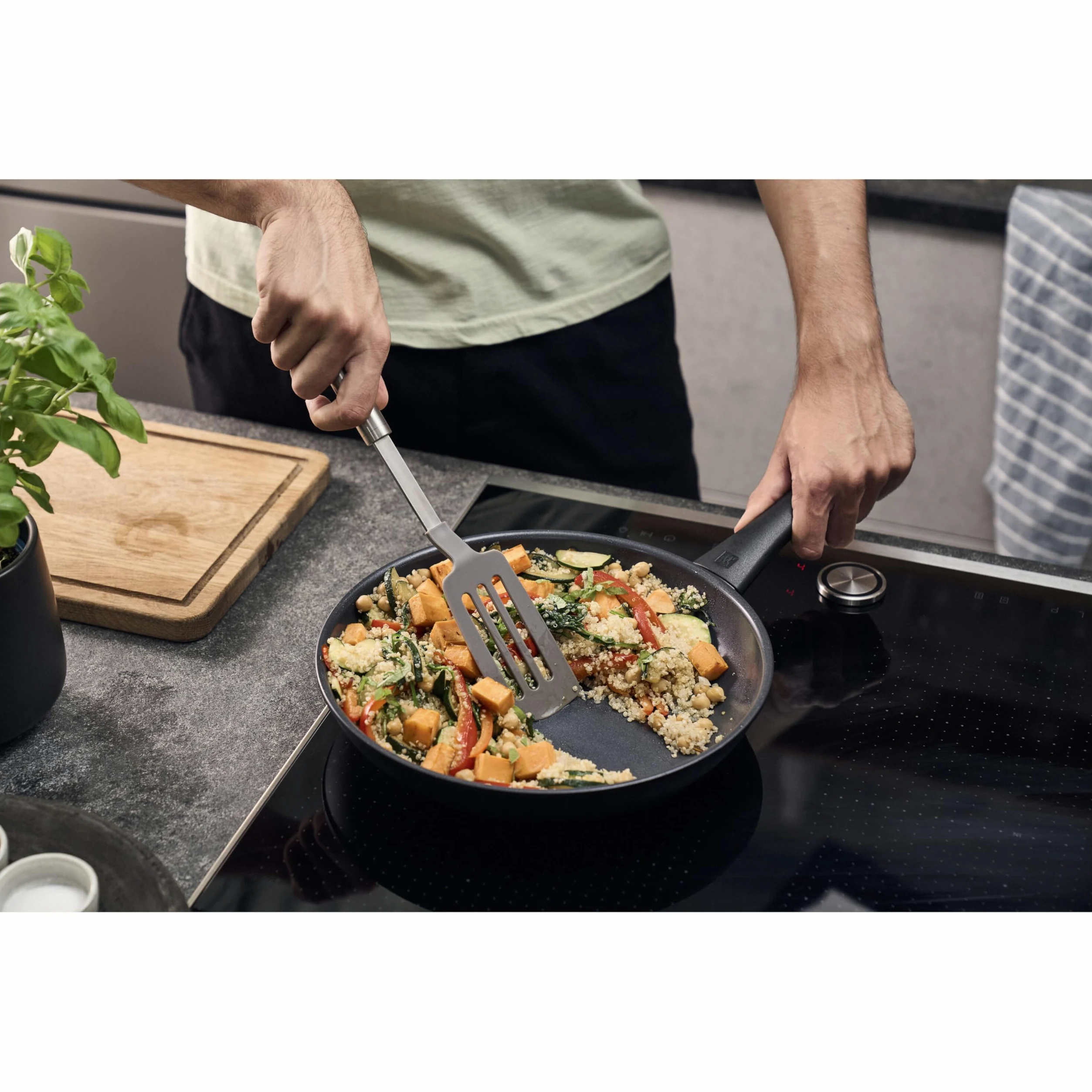 ZWILLING Madura Plus - Sartén (24 cm, aluminio antiadherente, cerámica, resistente a los arañazos, apta para inducción), color negro