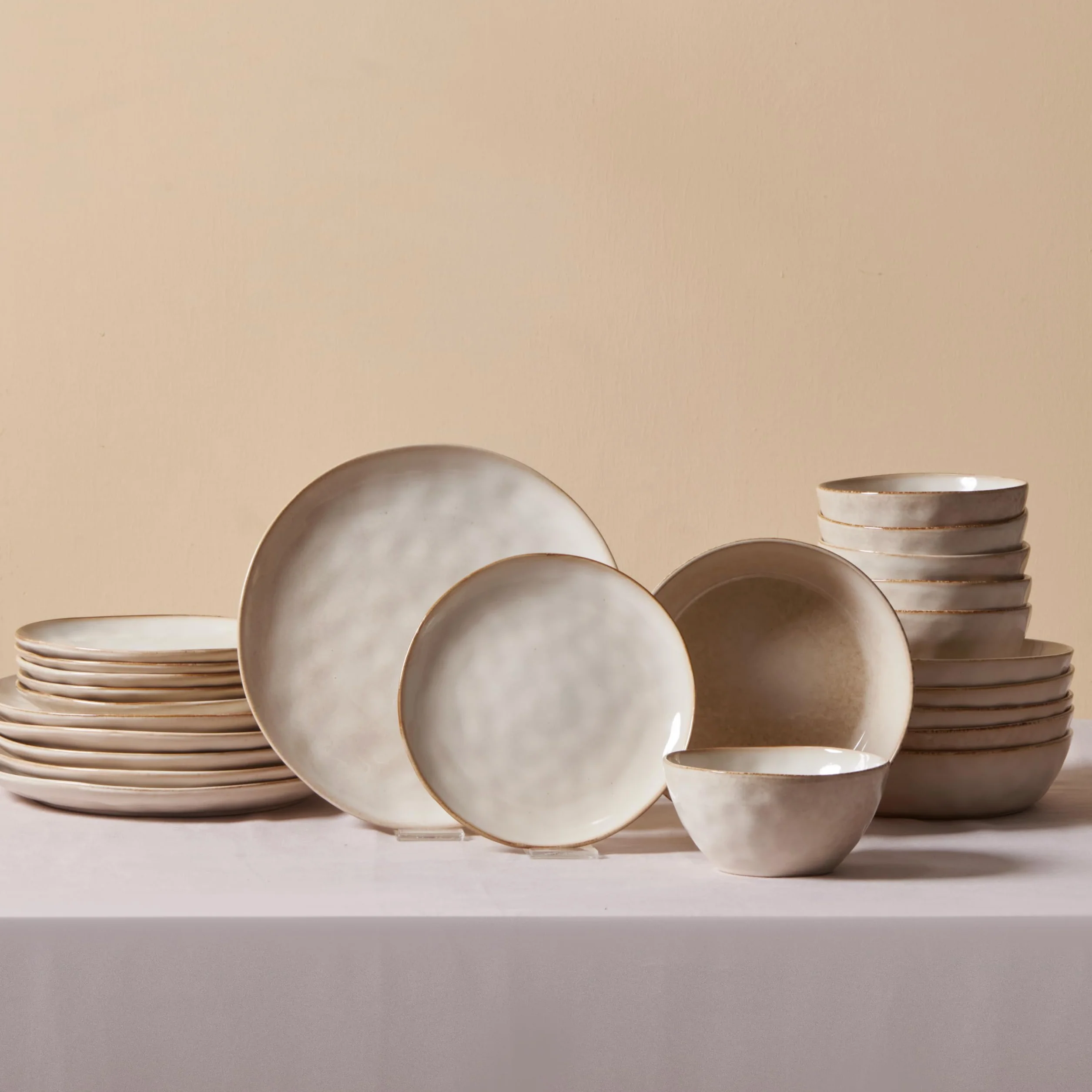 Karaca Aria - Juego de vajilla de cerámica de 24 piezas, juego de platos y cuencos para 6 personas, vajilla de esmalte reactivo con platos laterales y llanos, cuencos para pasta/cereal/sopa (beige)