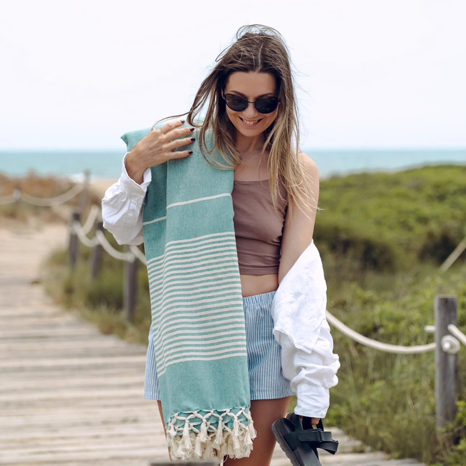 MOMOMUS Fouta Playa XXL, con Flecos y 100% Algodón – Ideal como Toalla de Playa Grande Antiarena, Manta de Picnic, Pareo Gigante o Esterilla Ligera para Piscina – Verde Mar, 210x240 cm