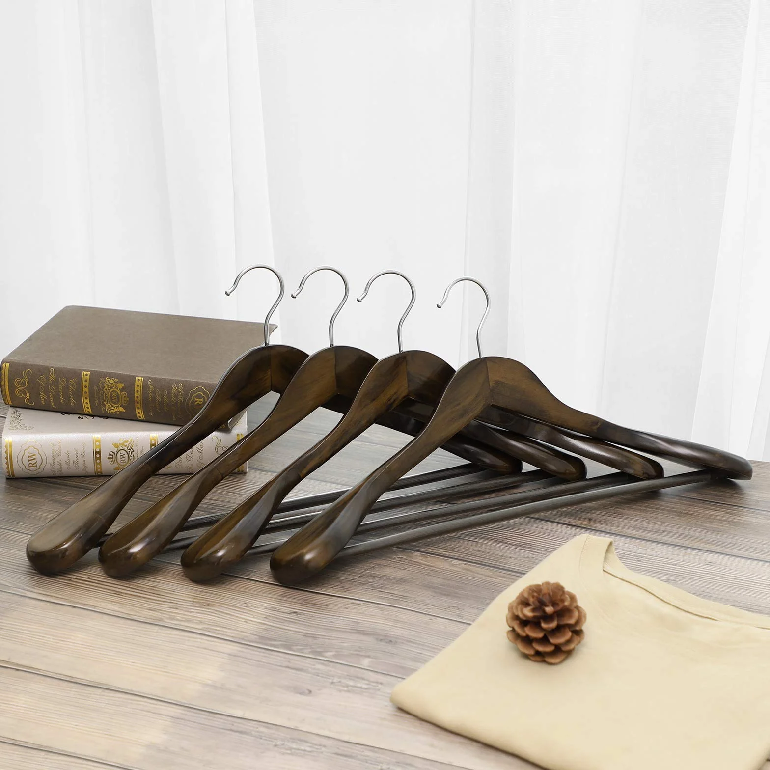 SONGMICS Perchas para trajes, perchas de madera maciza con extremos anchos, barra antideslizante para pantalones, juego de 6 para atuendos, camisas, abrigos, chaquetas, pantalones, gancho giratorio de