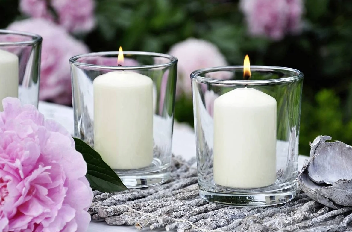 Müller - Juego de 6 velas blancas de columna cilíndrica, color blanco, 68 x 135 mm, larga duración de 40 horas, cera antigoteo, sin olor, calidad RAL