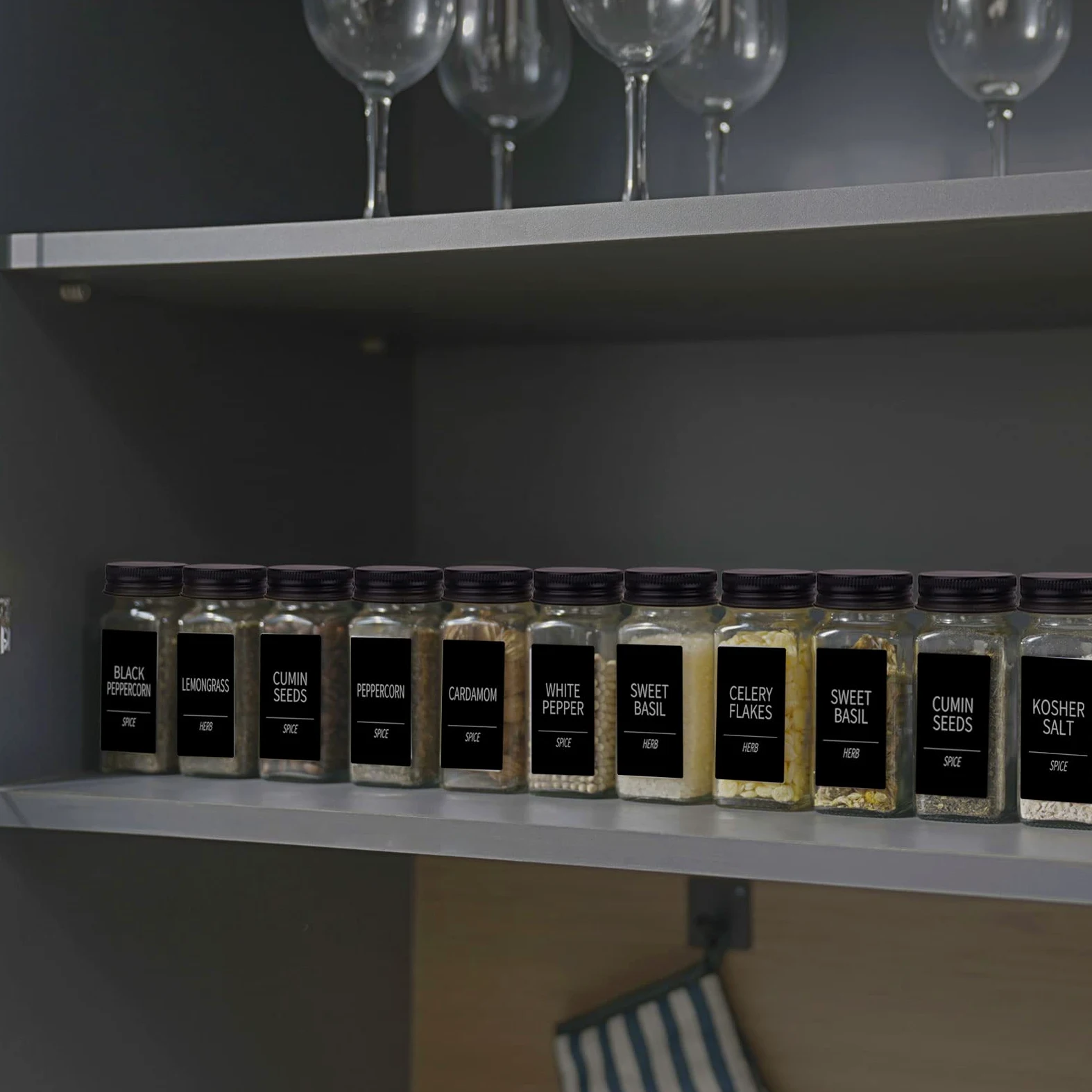 48 tarros de especias con 547 etiquetas: tarros de especias de vidrio con tapas de metal negro, recipientes vacíos de especias de 4 onzas con tapas de coctelera, embudo, bolígrafo de tiza, botellas de