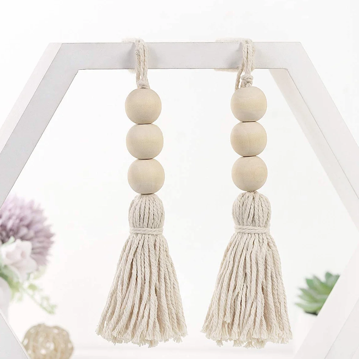 LATRAT Lote de 4 piezas de perlas con pompones de madera para tirador de armario - Decoración mural decorativa - Pompón - Colgante para armario, porche