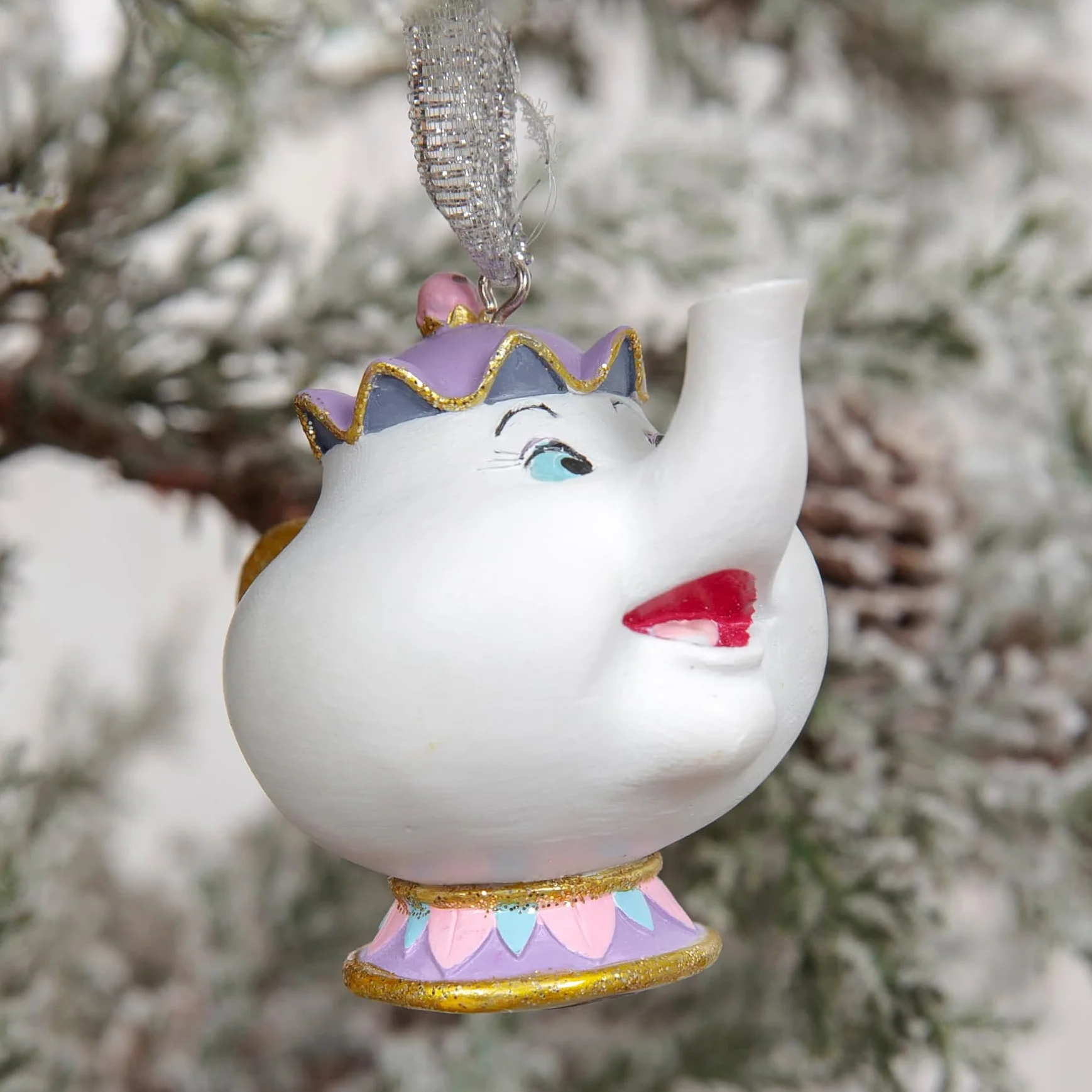Disney – Juego de 4 adornos colgantes de resina de La Bella y la Bestia – Cogsworth, Chip, Lumiere & Mrs Potts – Adornos de árbol de Navidad con purpurina – Regalo con licencia y artículos para el