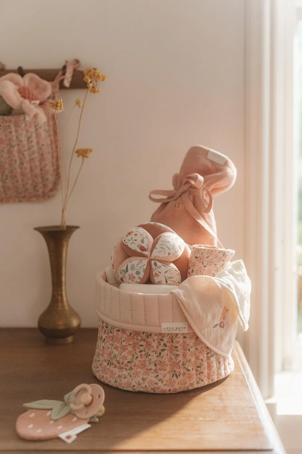 Little Dutch Cesta organizador para cambiador de bebé reversible redonda rosa jardín de hadas