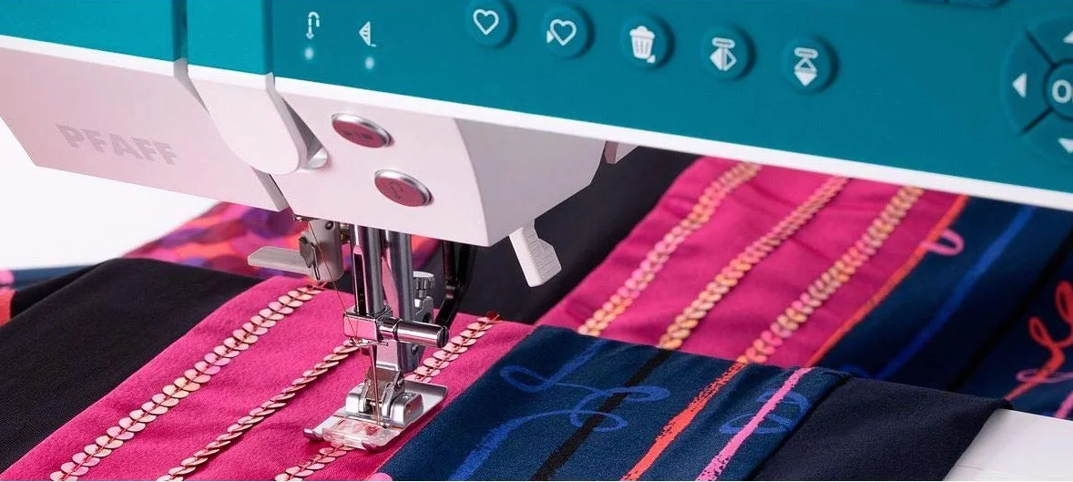 PFAFF Ambition 620 - Máquina de coser de plástico, color blanco, azul