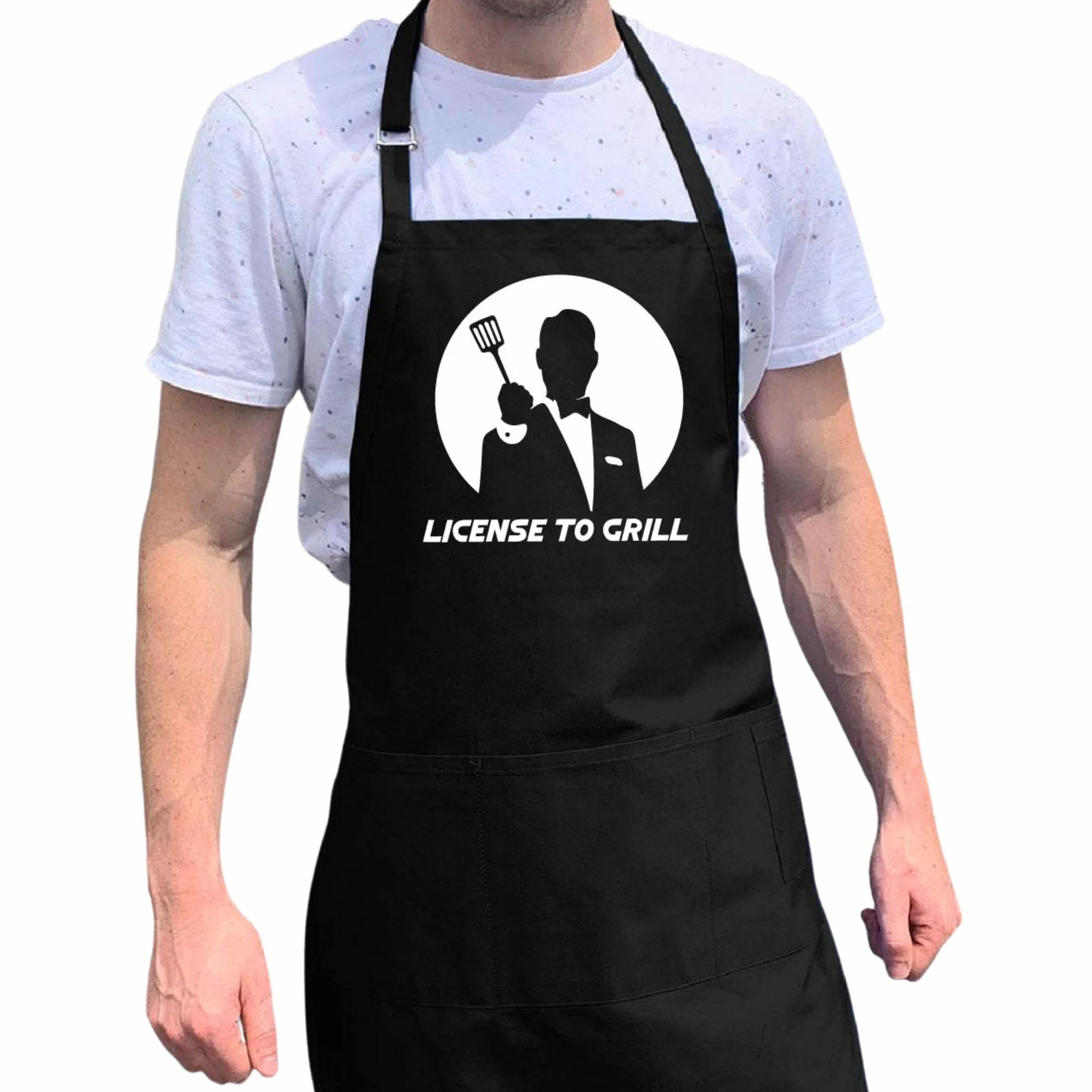 ApronMen Delantal de parrilla de barbacoa (licencia para parrilla) con poliéster, 4 bolsillos utilitarios, cuello ajustable y tiras de cintura extra largas