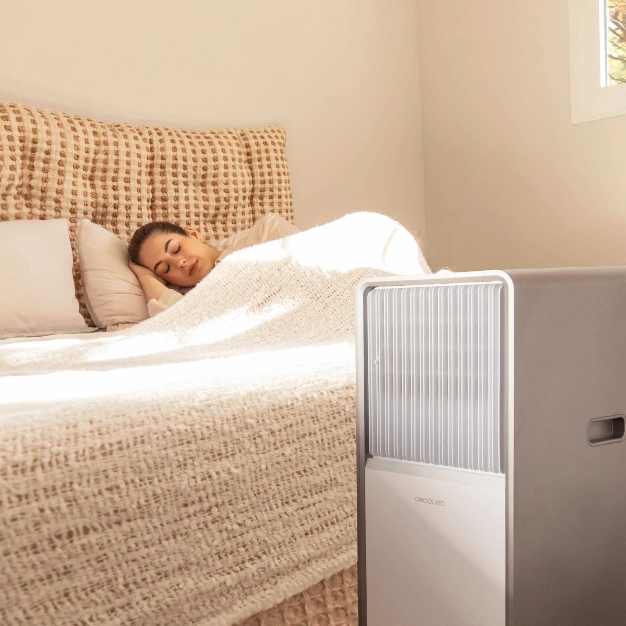 Cecotec Aire Acondicionado Portátil con Mando y Bomba de Calor ForceClima 12650 Style Heating. 12000 BTU, Pantalla LED, Táctil, 5 Modos, 2 Velocidades, Deshumidificador, Temporizador, 28m2