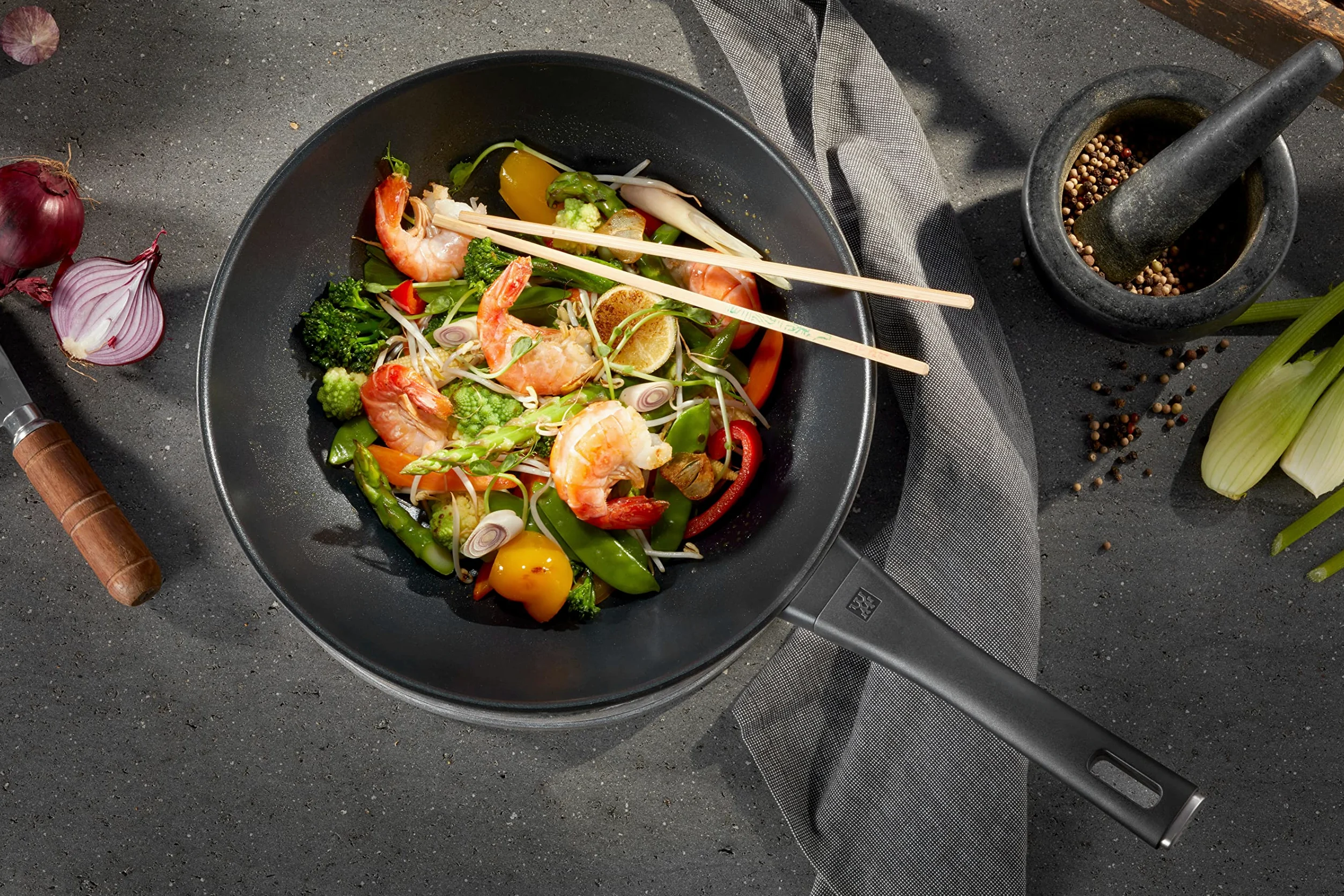 ZWILLING Wok de aluminio, 30 cm, con revestimiento antiadherente Duraslide Diamond de 4 capas con partículas de diamante, apta para inducción, color negro