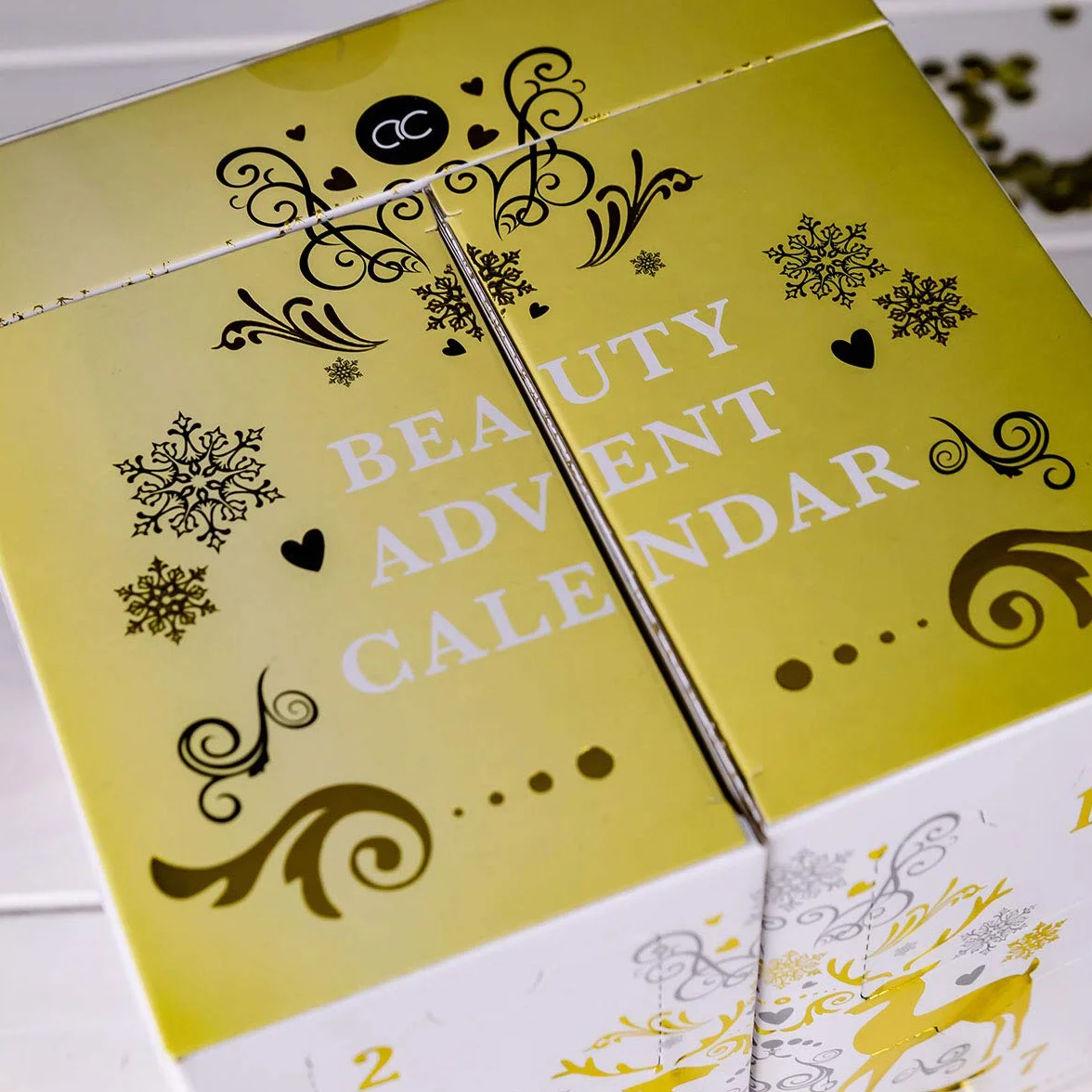 Accentra – calendario de Adviento de belleza con 24 artículos de maquillaje&cosméticos- Calendario para mujeres con brillo de labios, rímel esmalte de uñas, sombras de ojos, aplicadores y más
