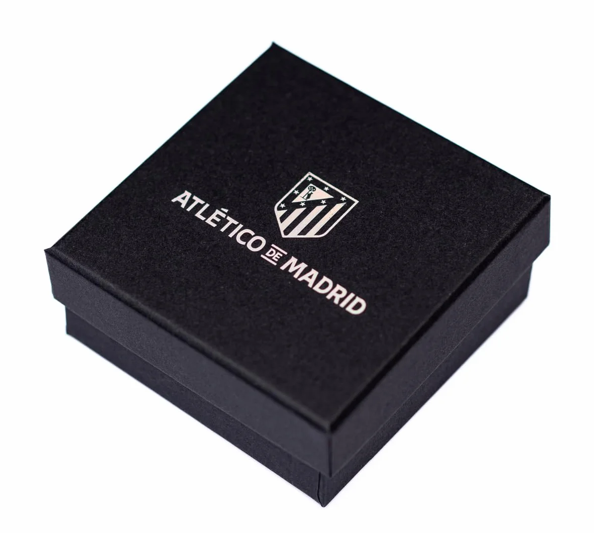 Pulsera de piel color negro del Atlético de Madrid. Varias tiras trenzadas y lisas en cuero 100% vacuno. Cierre de seguridad con imán. Se entrega en caja negra con el Escudo en color plata.