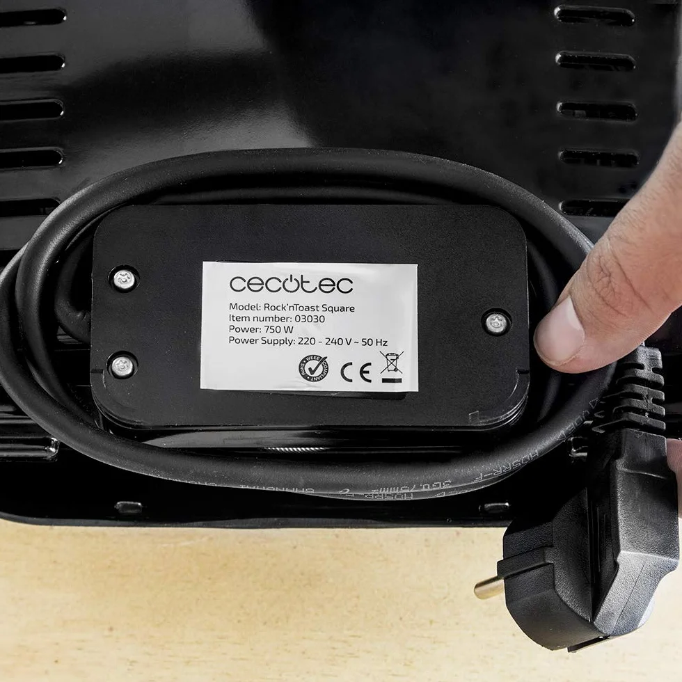 Cecotec Sandwichera con Revestimiento Antiadherente Rock’nToast Square. 750 W, Revestimiento de Piedra, Capacidad para 2 Sándwiches y Superficie Grill, Asa Tacto Frío, Recogecables