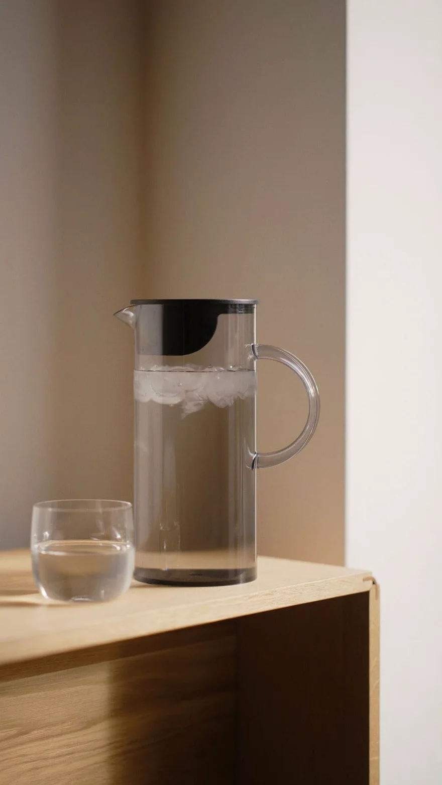 Stelton Jarra de agua EM jarra con tapa 1,5 l humo