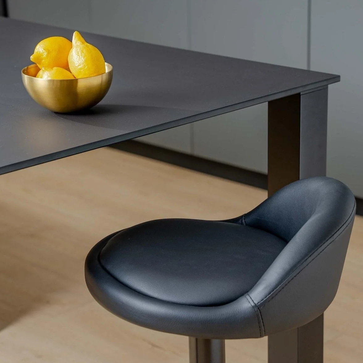 LOLAhome - Taburete de Cocina Giratorio en 360°, Silla de Bar Regulable en Altura de 72 a 92 cm, con Respaldo de Polipiel, Estructura Metal Negra y Reposapiés, Negro