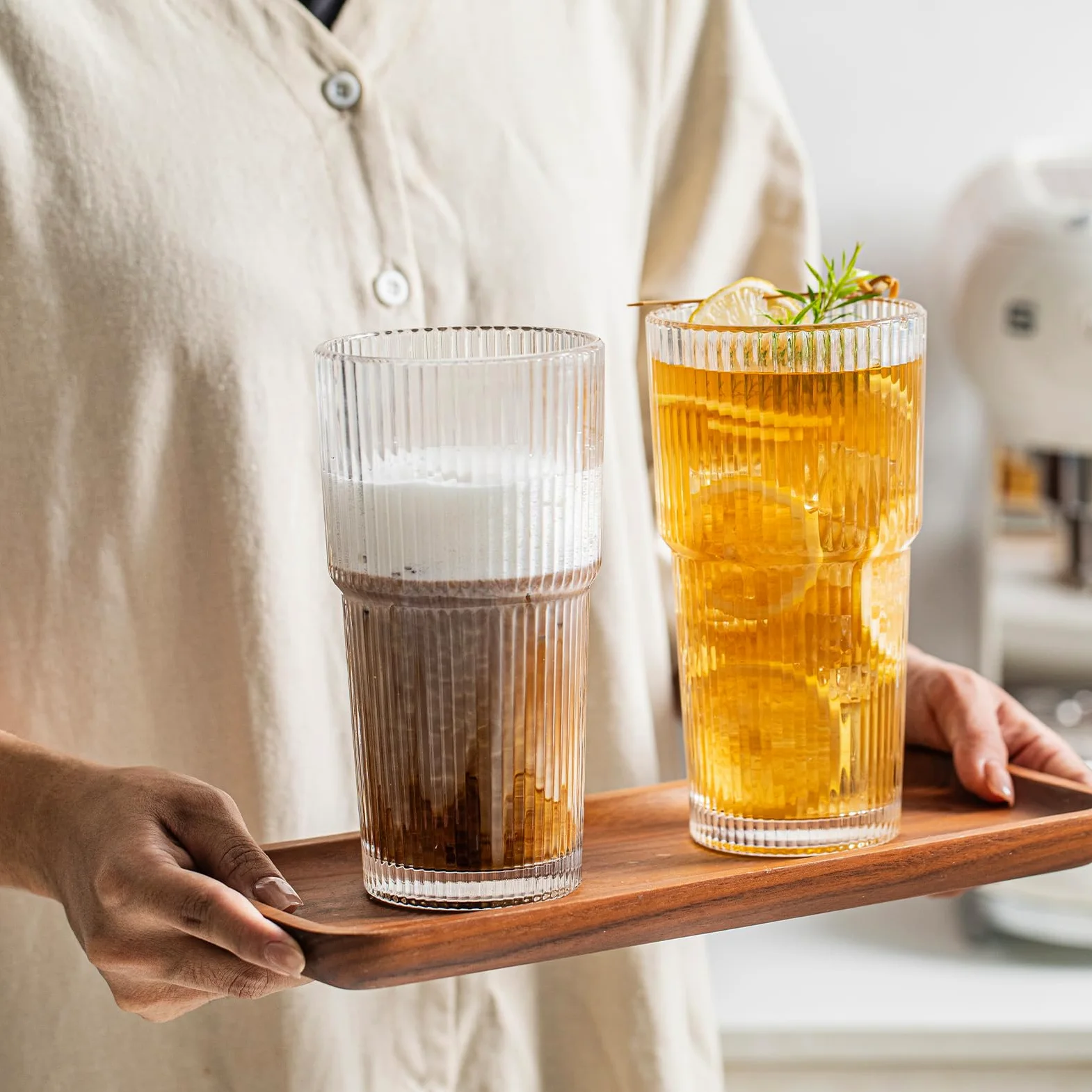 INSETLAN Juego de 4 vasos de vidrio acanalado de 20 onzas, vasos de gran capacidad para café helado, agua, jugo y cócteles, elegante cristalería moderna para uso diario y ocasiones especiales | Tazas para café helado, agua, jugo y cócteles - Elegante cris