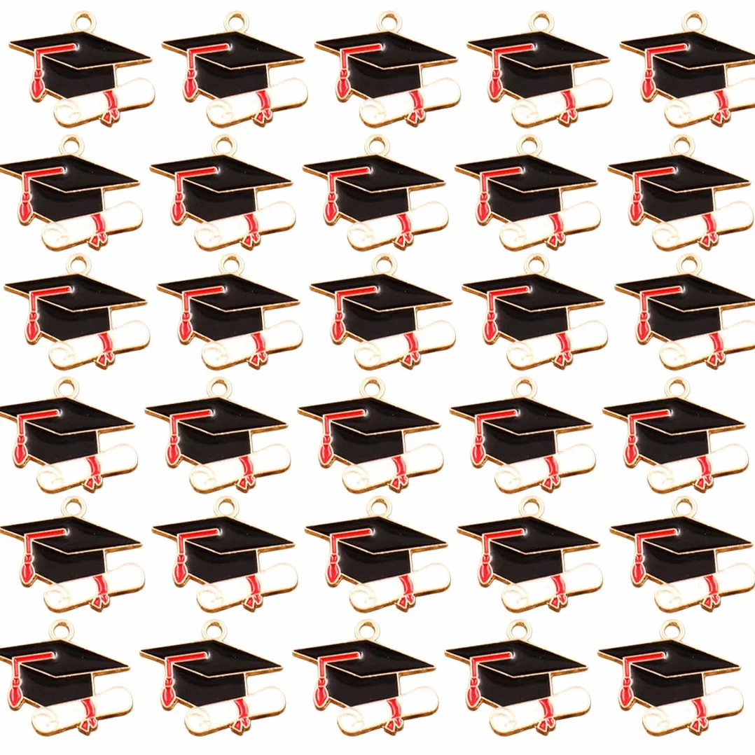 50 colgantes con dijes para fiestas de graduación, color rojo, birrete de graduación y birrete de doctorado.