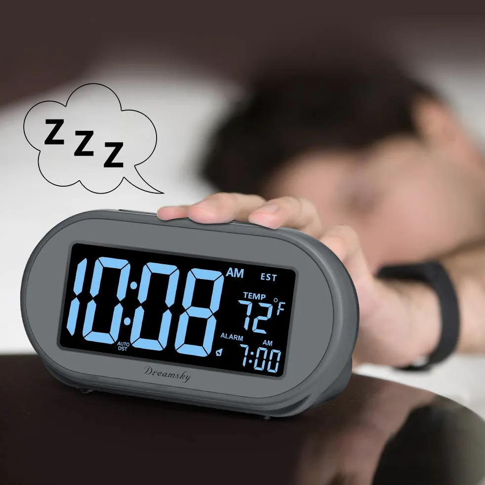 DreamSky Reloj despertador para dormitorio, reloj digital de escritorio para mesita de noche, reloj eléctrico con regulador de brillo regulable, DST automático, puerto USB, fecha, temperatura