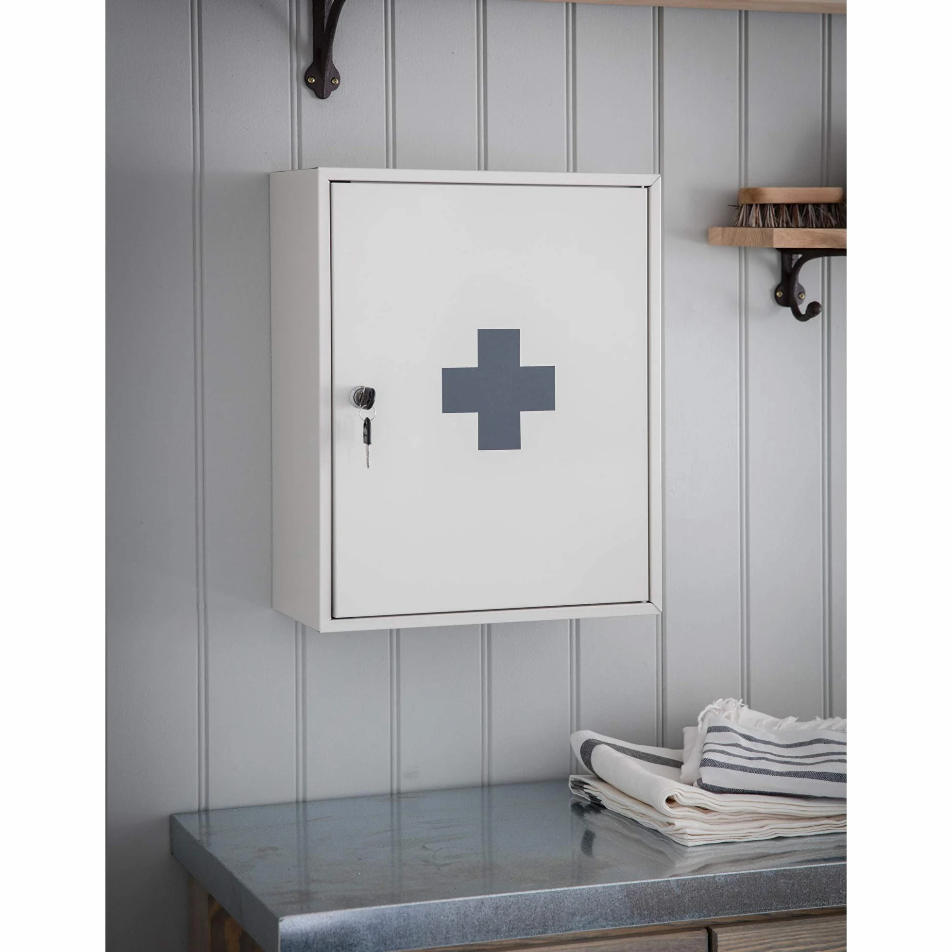 CKB LTD Medicine First Aid Medical - Armario de pared con 3 estantes y bloqueable, incluye 2 llaves, fabricado en acero recubierto de polvo de 45 x 36 x 16 cm