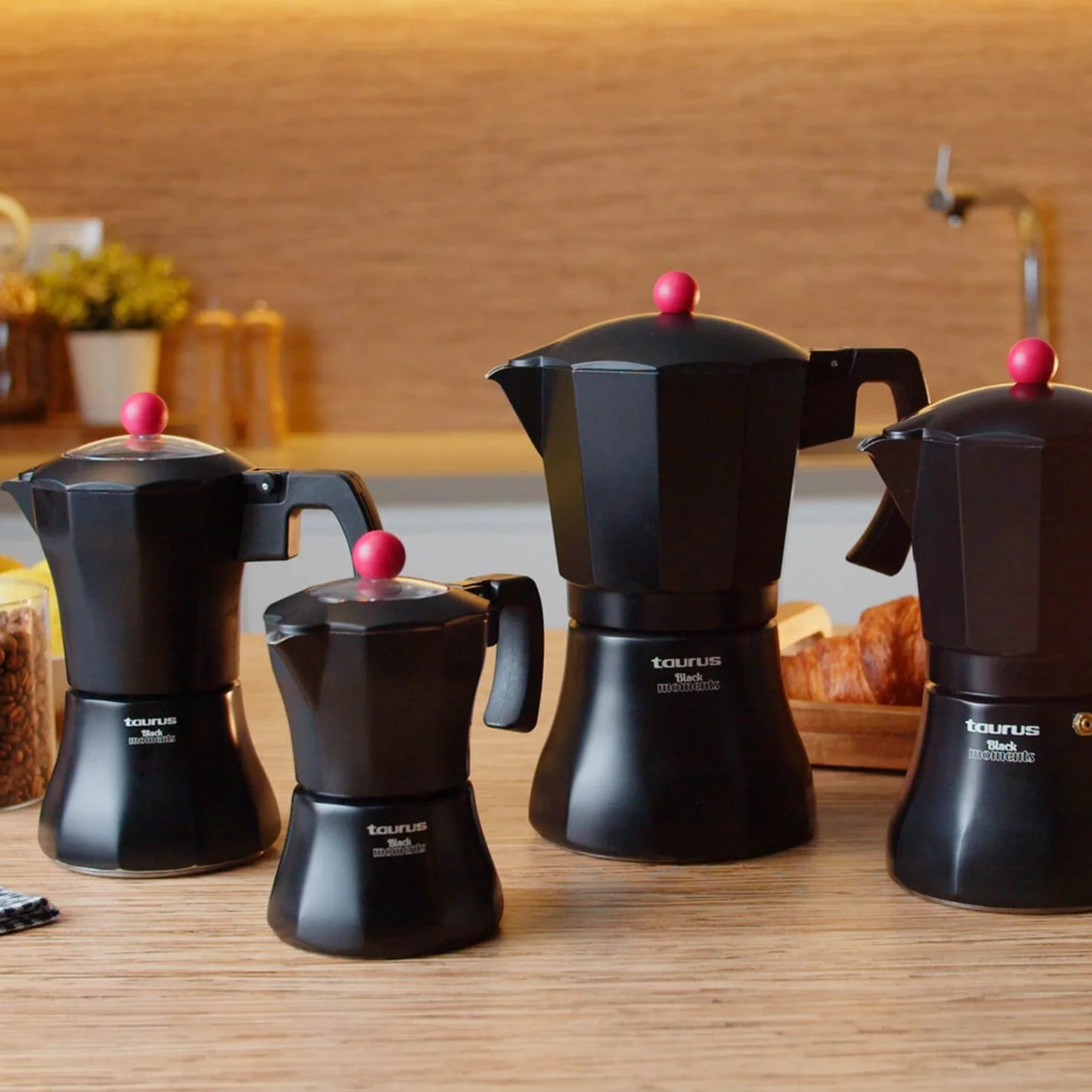 Taurus Black Moments 6 - Cafetera italiana, 6 tazas, base y filtro de acero inoxidable, válvula de seguridad, cierre de silicona para mayor seguridad, para todos los fuegos, tapa transparente, negro