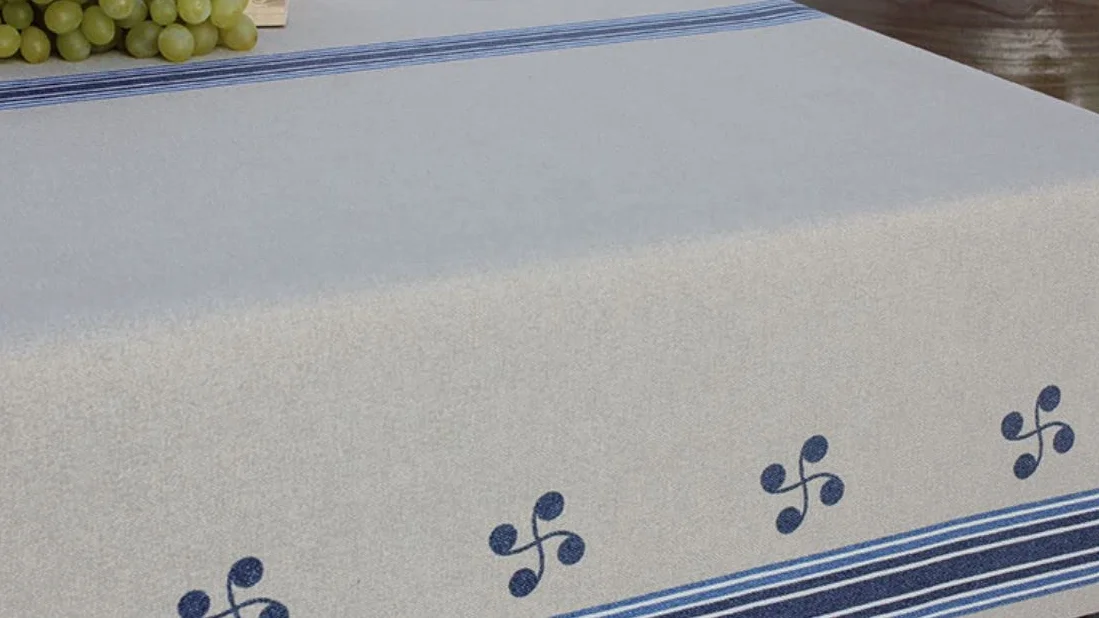 Mantel de Tela resinada Anti-Manchas. Ameztoy Azul con Estampado de Lauburu (350)