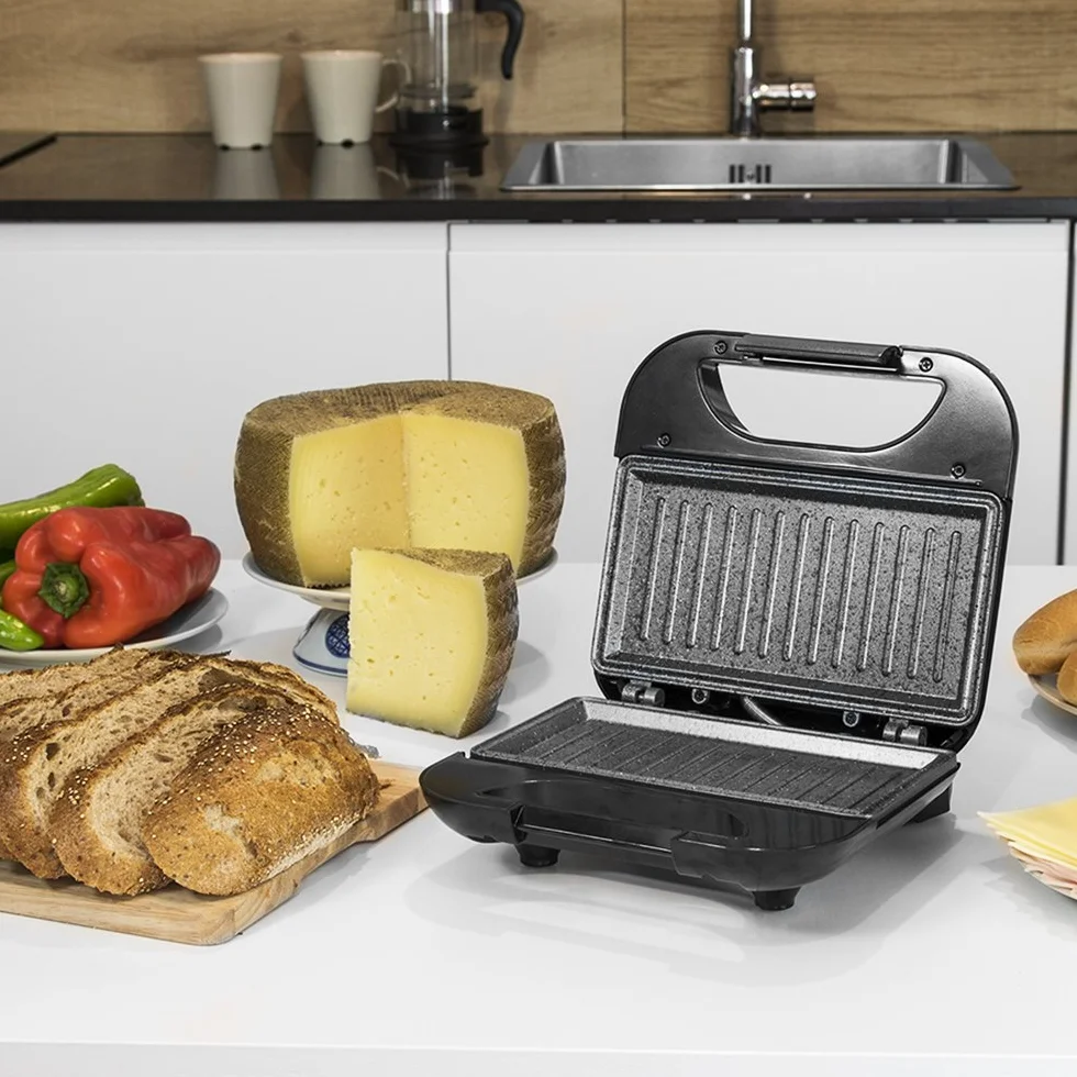 Cecotec Sandwichera con Revestimiento Antiadherente Rock’nToast Square. 750 W, Revestimiento de Piedra, Capacidad para 2 Sándwiches y Superficie Grill, Asa Tacto Frío, Recogecables