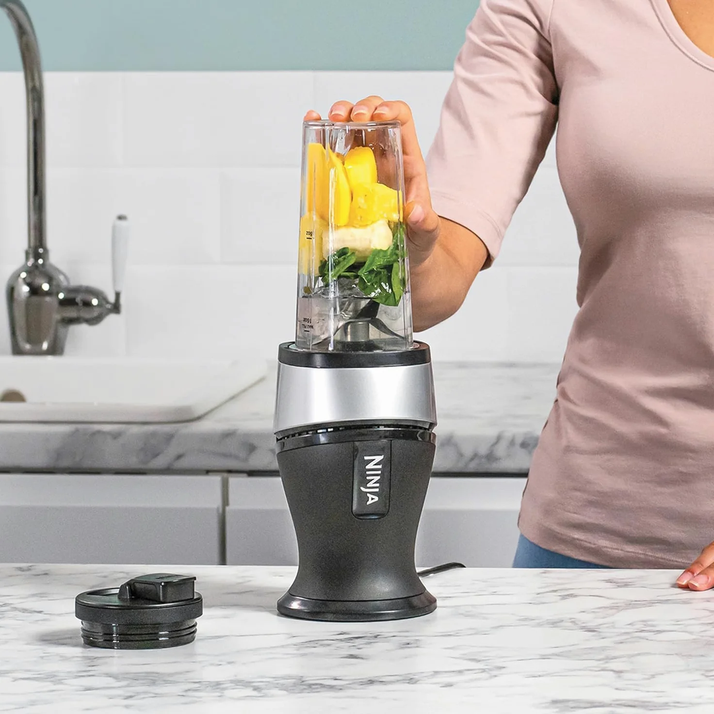 Ninja Batidora delgada de 700 W y batidora, 2 vasos de 470 ml con tapas de boquilla, licuadora personal, hielo triturado y fruta congelada, plata/negro QB3001UKS