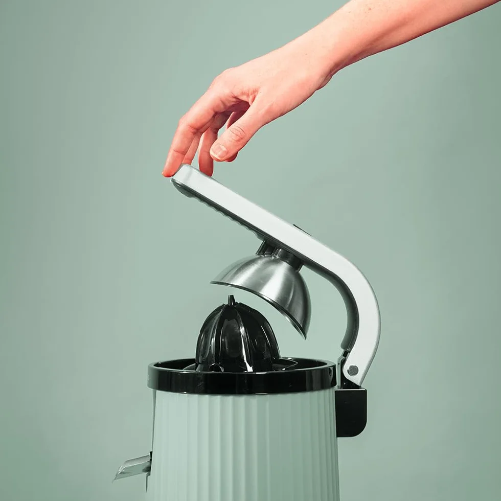 Cecotec Exprimidor Eléctrico de Brazo para Naranjas y Cítricos Xqueeze RetroJuice 600 Green. 600W, Estilo Retro, Filtro de Acero Inoxidable, Cono de Plástico, Palanca para Extraer Pulpa, Antigoteo