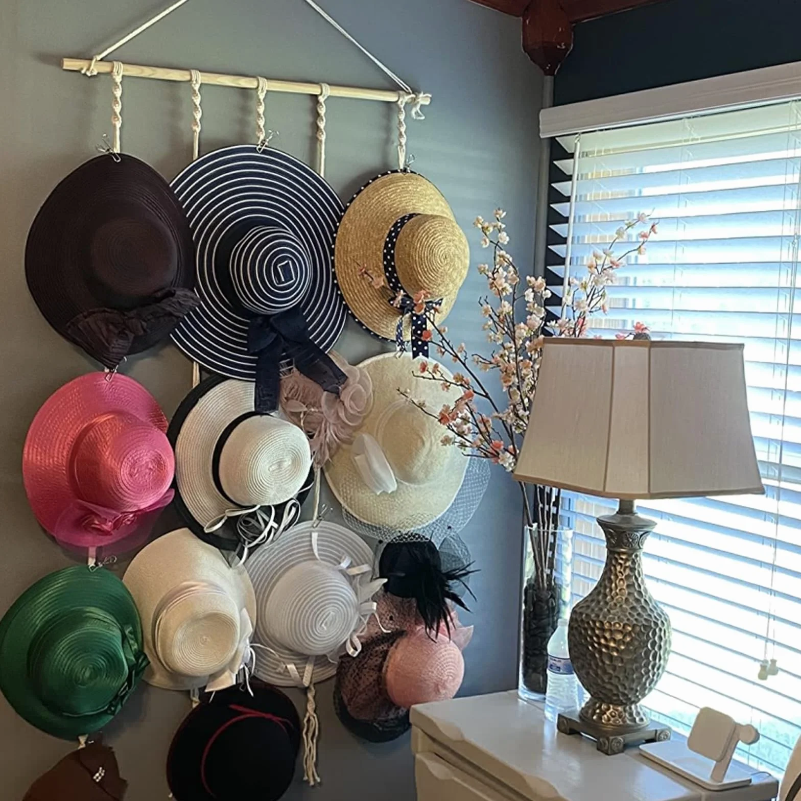 JOJOCY Estante para sombreros de pared, organizador con 12 clips, colgador decorativo para sombreros vaquero Fedora y ala ancha