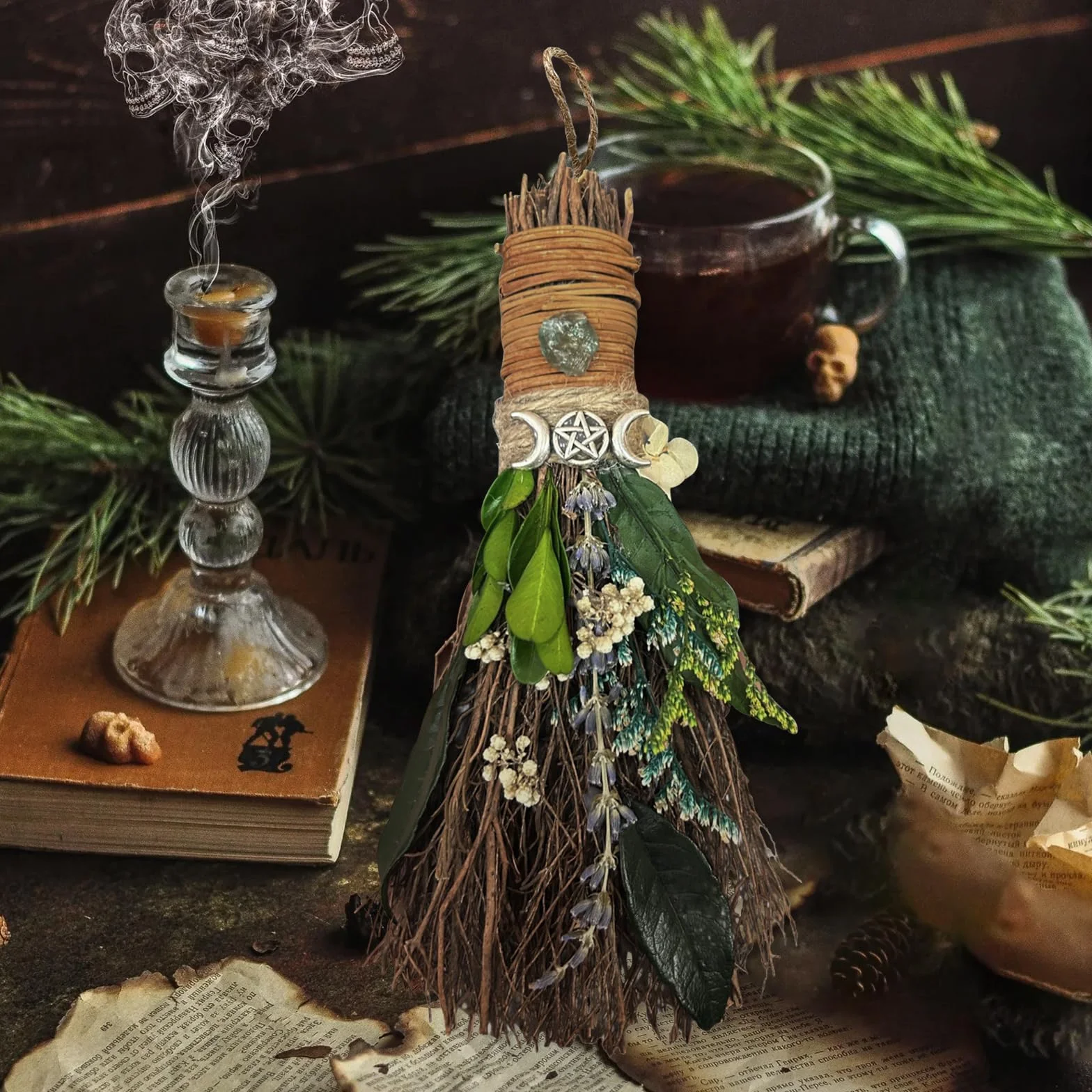 19cm de Escoba de Canela, Mini Escoba Decorativa para Fiesta Temática con Flores Secas Verdes Escobas de Bruja Retablos Wicca Cristal Mágico Natural, Accesorio para Ceremonias Mágicas
