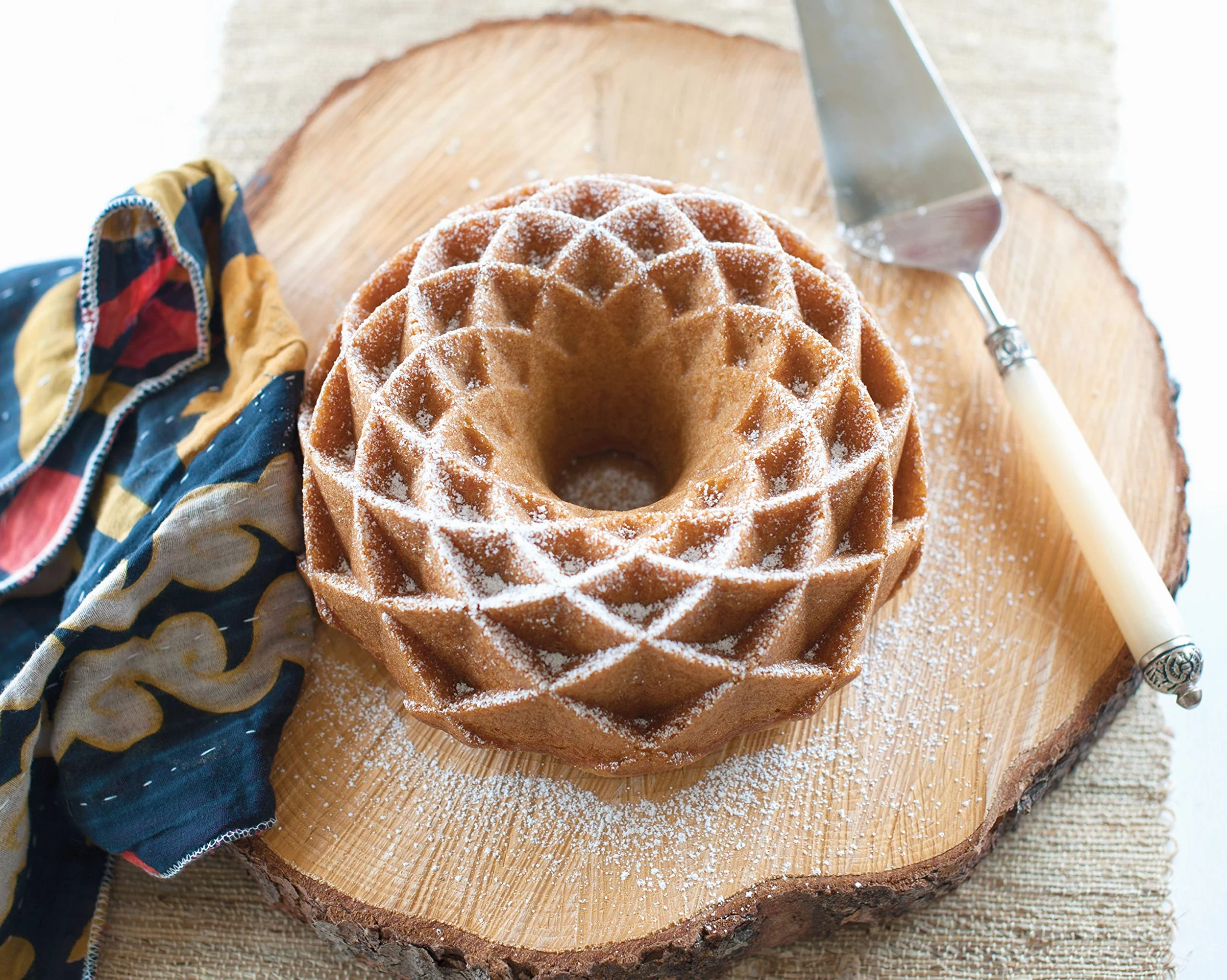 Nordic Ware Jubilee Bundt - Molde de aluminio fundido, molde para tartas con patrón geométrico, hecho en los Estados Unidos, color: dorado