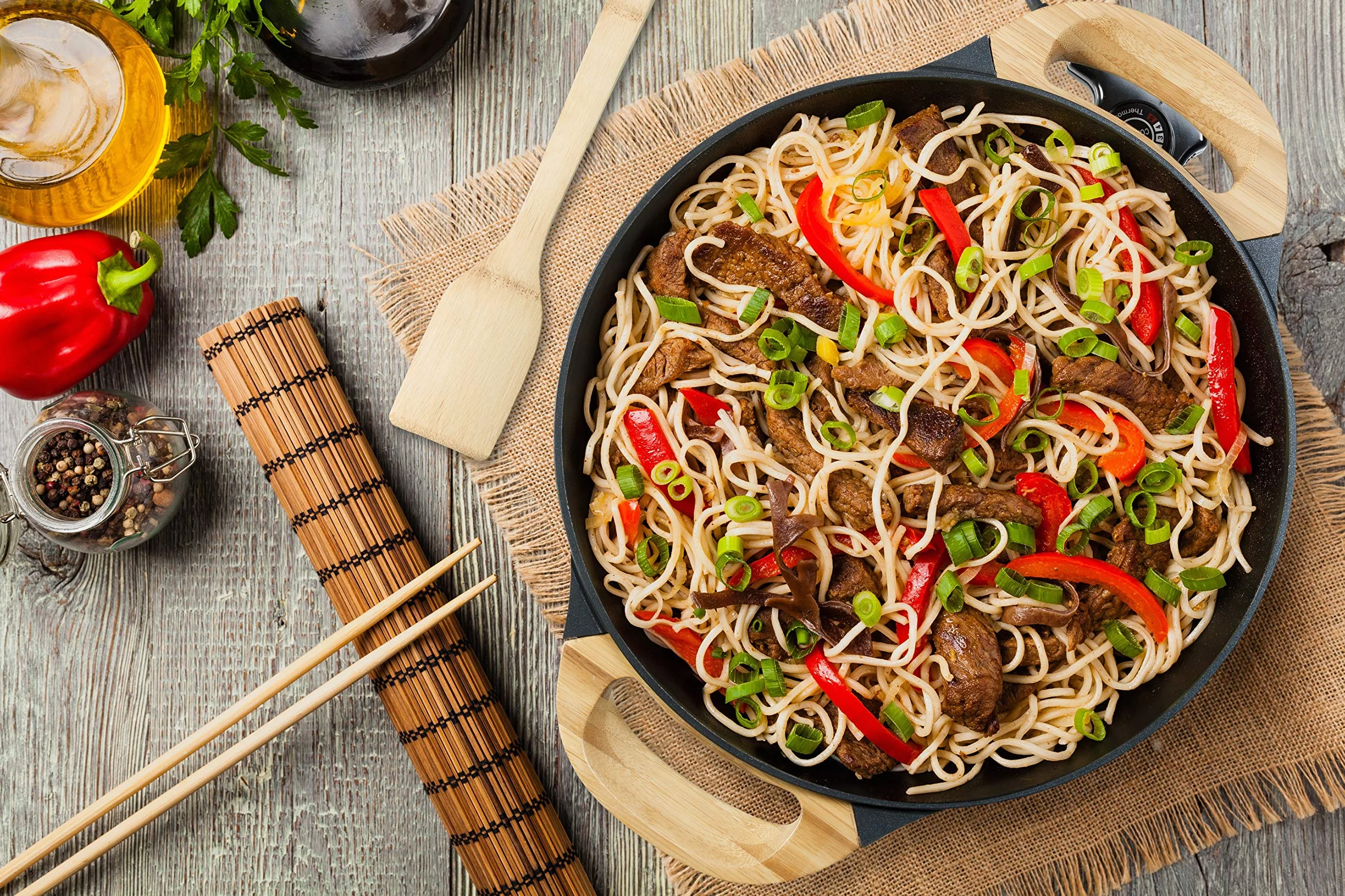 Bestron AEW100AS Wok eléctrico con asas de bambú, sartén wok XL con tapa de cristal en diseño asiático, incluye espátula de bambú, 2 palillos de cocina y libro de recetas, 1500 W, color negro, metal,
