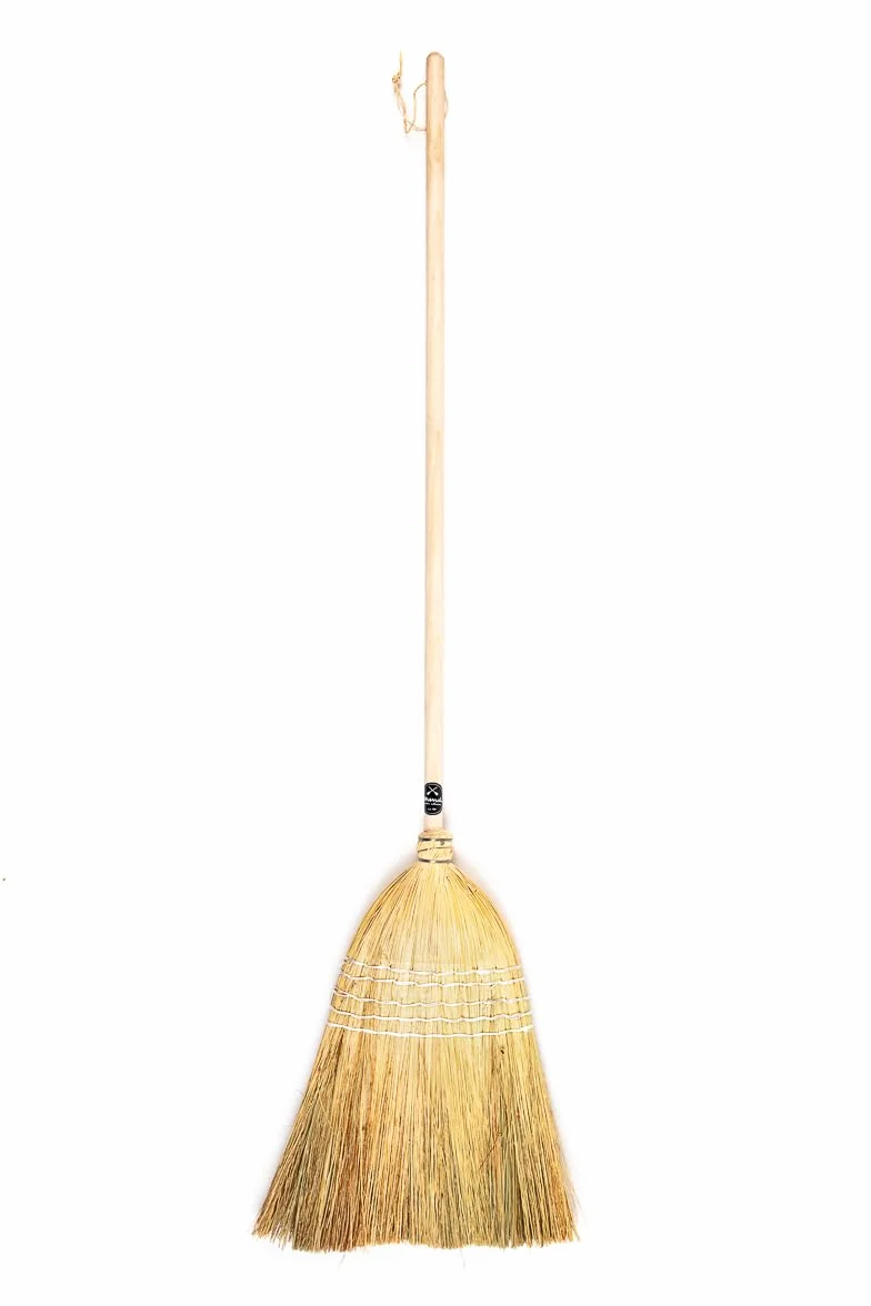 Mendi Escoba Artesana de Mijo 150 cm. Fabricada en Navarra, Cuatro Generaciones. La Escoba auténtica de Toda la Vida.