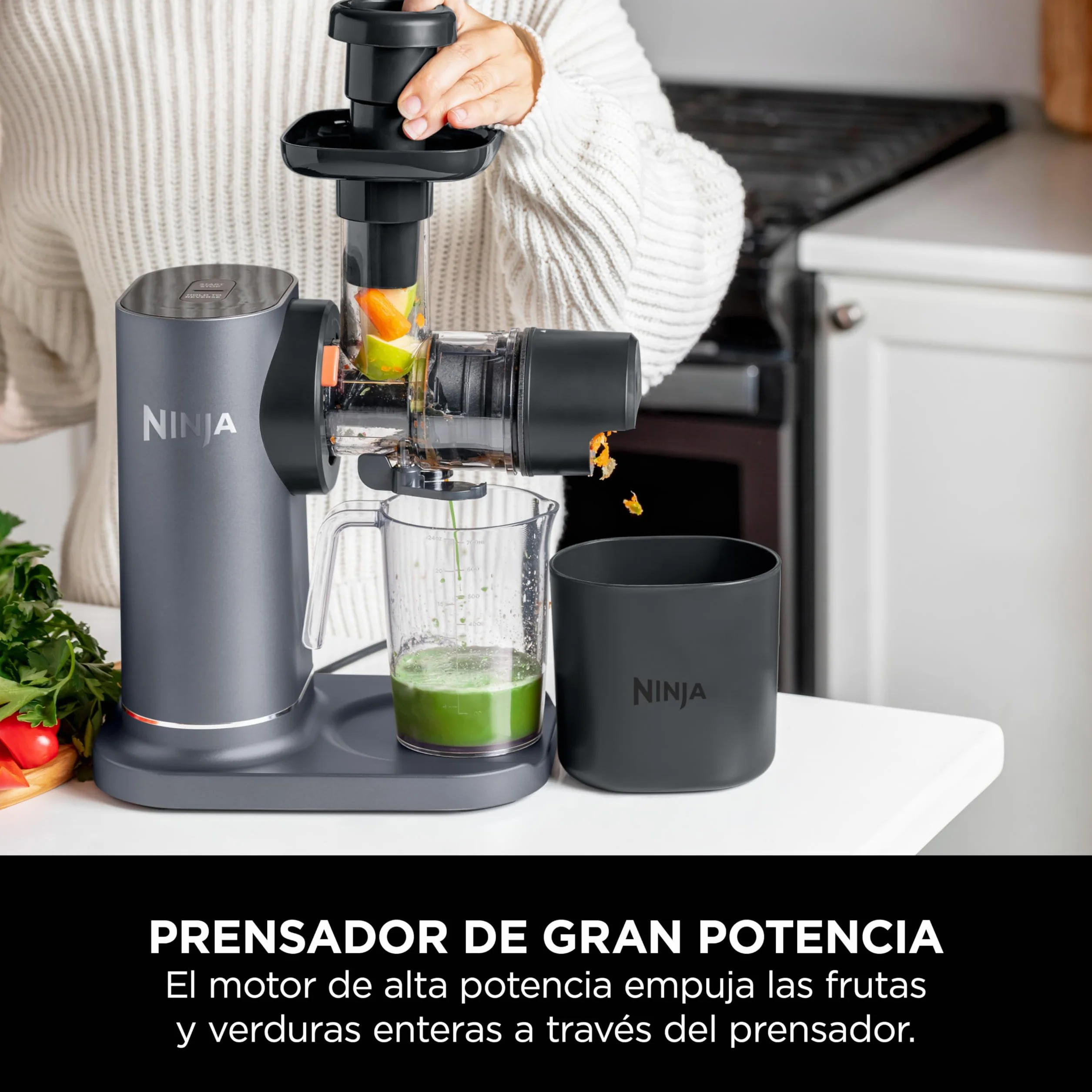Ninja Licuadora de Prensado en Frío para Zumos y Bebidas Saludables - Diseño Compacto y Fácil de Limpiar - Jarra de 700 ml y Recipiente para Pulpa de 1,1 l - Gris, JC151EU