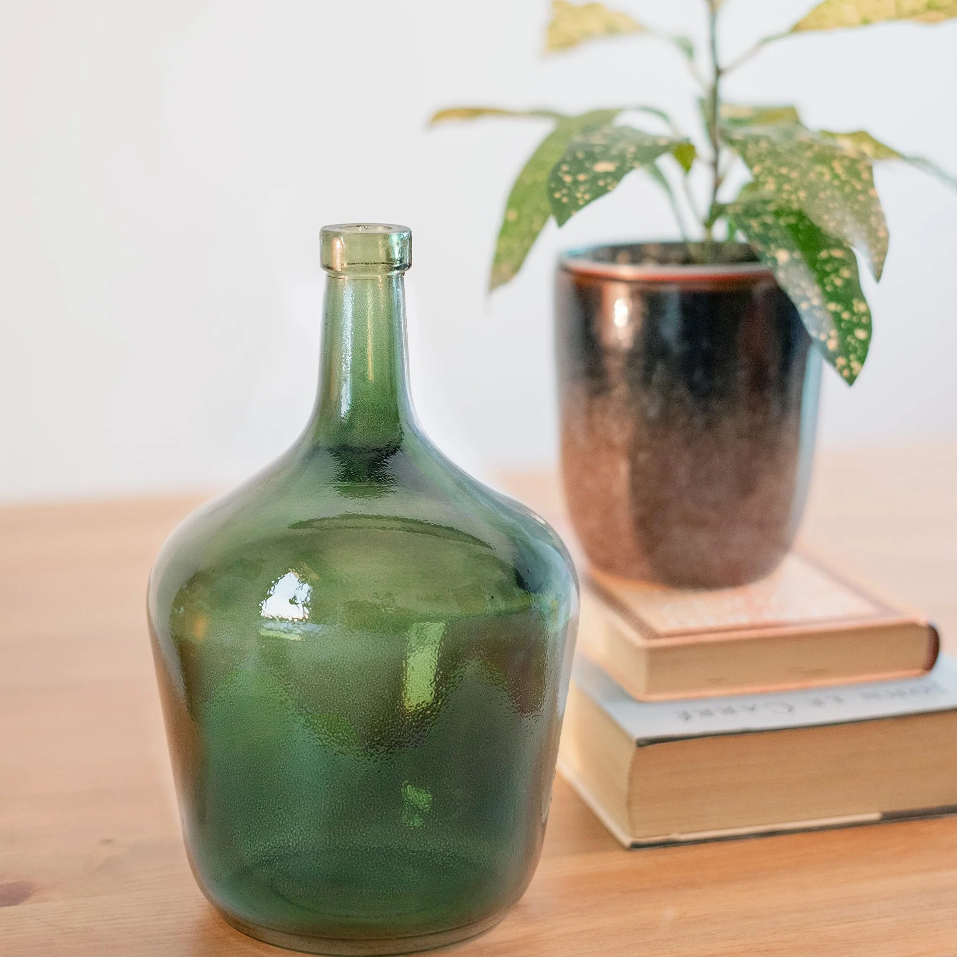 Damajuana de Vidrio, 2L, Botella Decorativa Estilo Mediterráneo, Jarrón Artesanal para Hogar y Jardín (Verde Oliva)