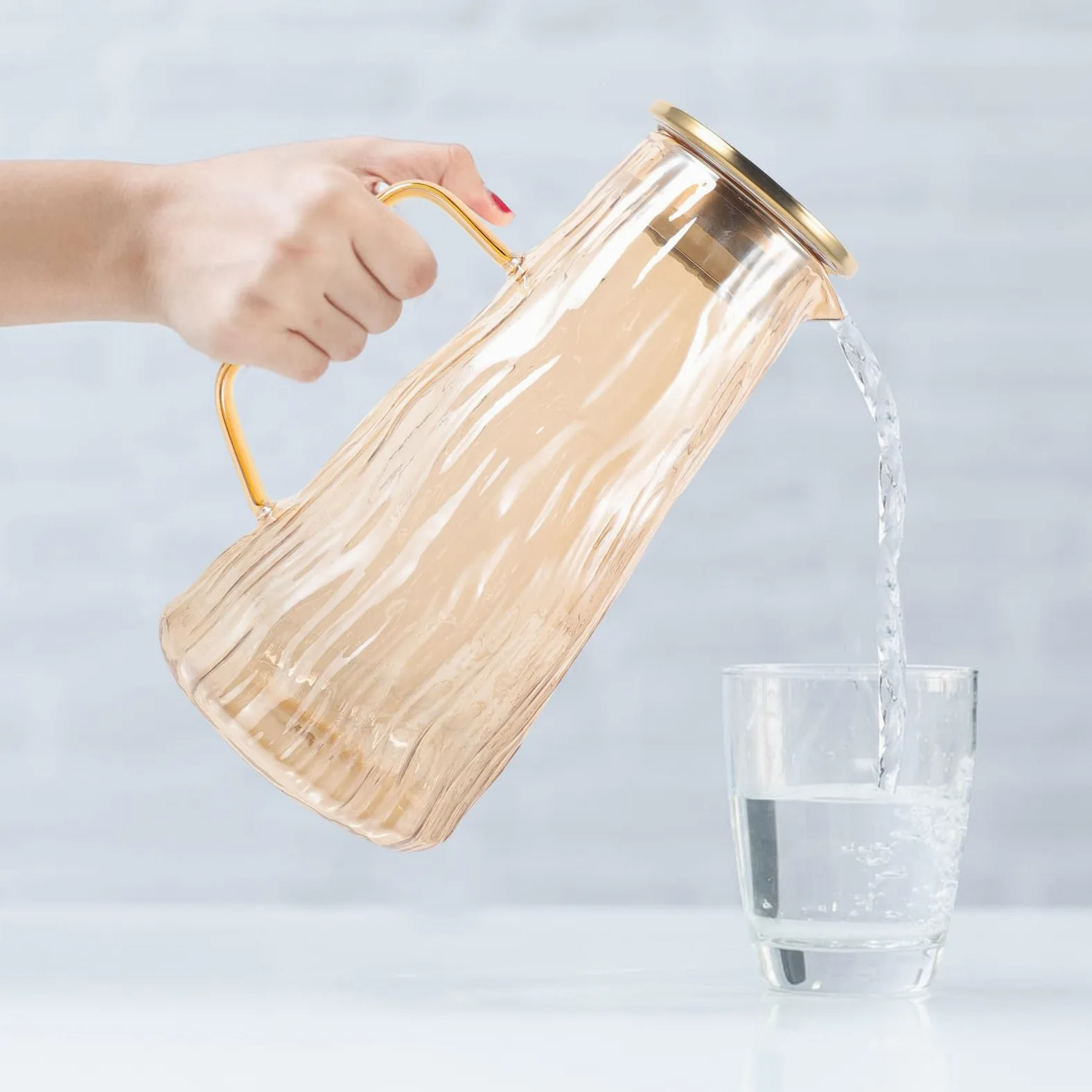 Mipcase Jarra de Agua de Cristal Engrosada para Té E Infusor de Frutas, Resistente a Altas y Bajas Temperaturas, Capacidad Adecuado para Nevera, Color Dorado, Diseño Seguro y Versátil