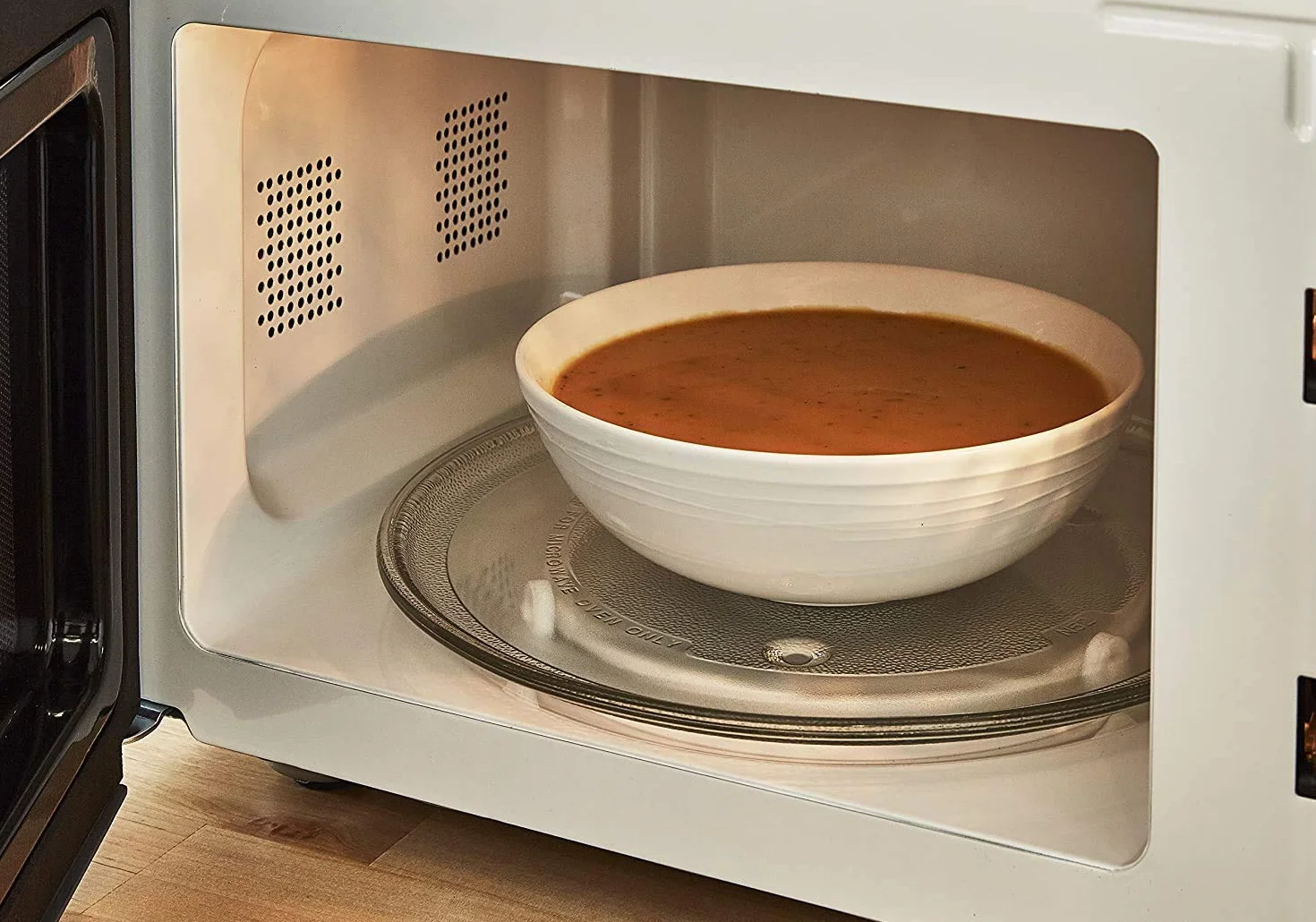 Swan Horno microondas digital nórdico de 20 L, 6 niveles de potencia, 800 W de potencia, temporizador de 60 minutos, blanco mate