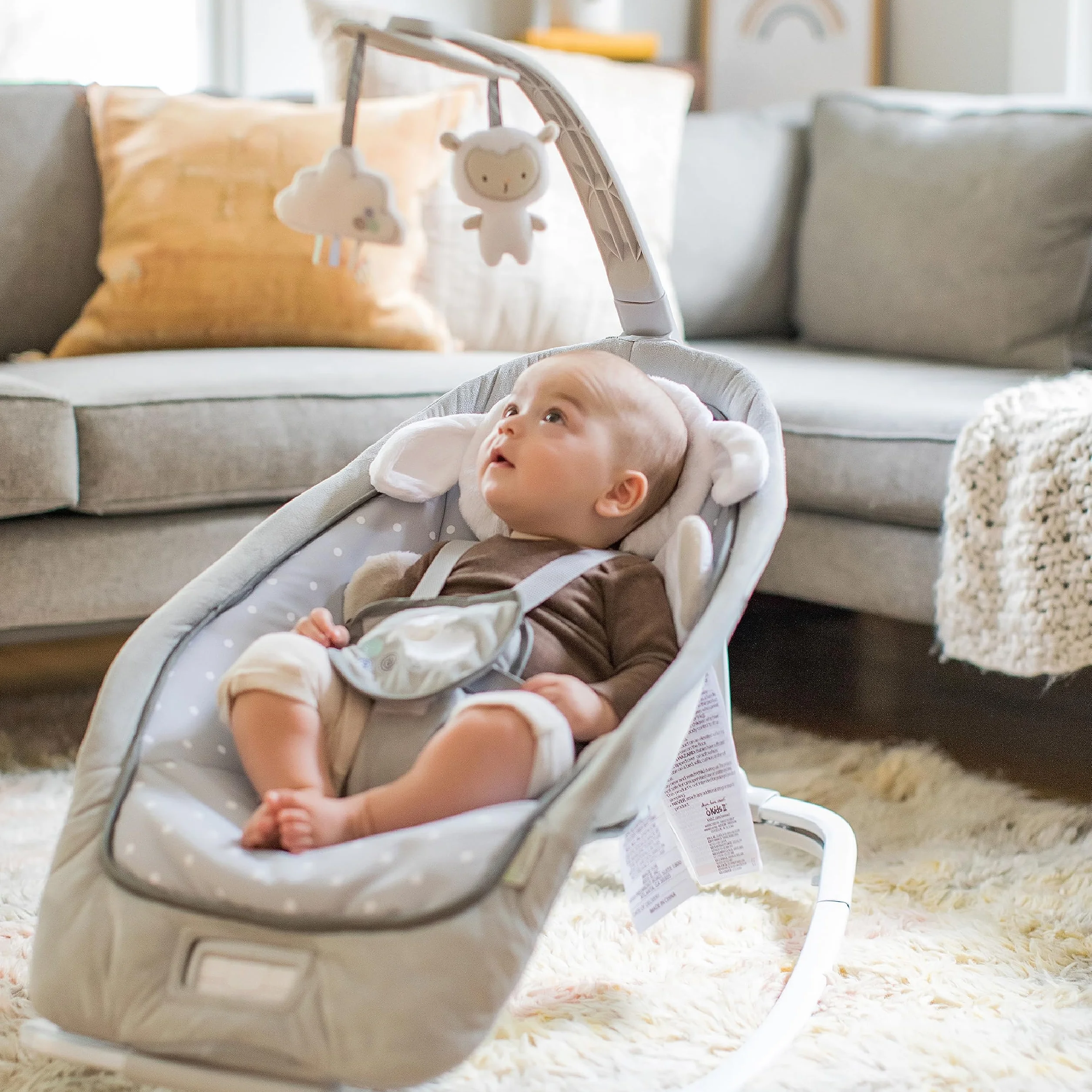 Ingenuity, Hamaca Mecedora para Bebés hasta 18 kg, Cuddle Lamb con vibraciones, arco de juego con 2 peluches, 12 melodías, 4 sonidos de naturaleza, volumen regulable, ergonómico.